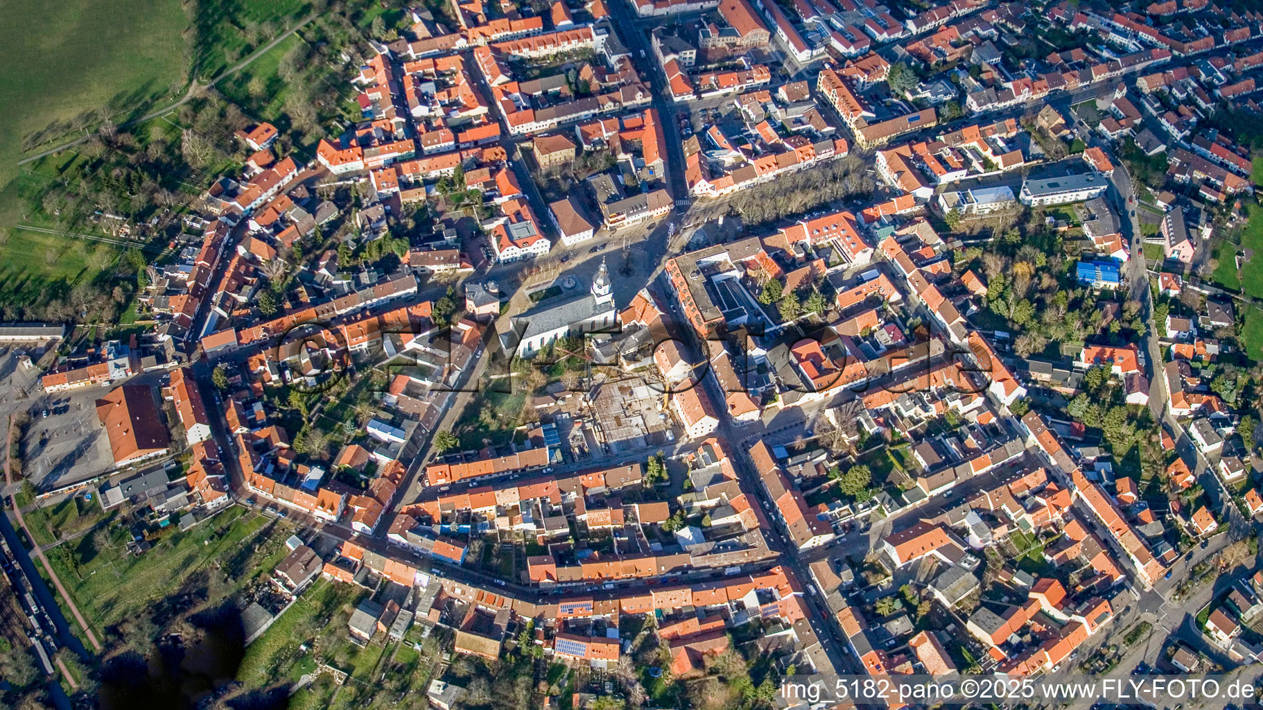 Vue aérienne de Rote-Tor-Straße x Schloßstraße avec l'église Sainte-Marie à Philippsburg dans le département Bade-Wurtemberg, Allemagne