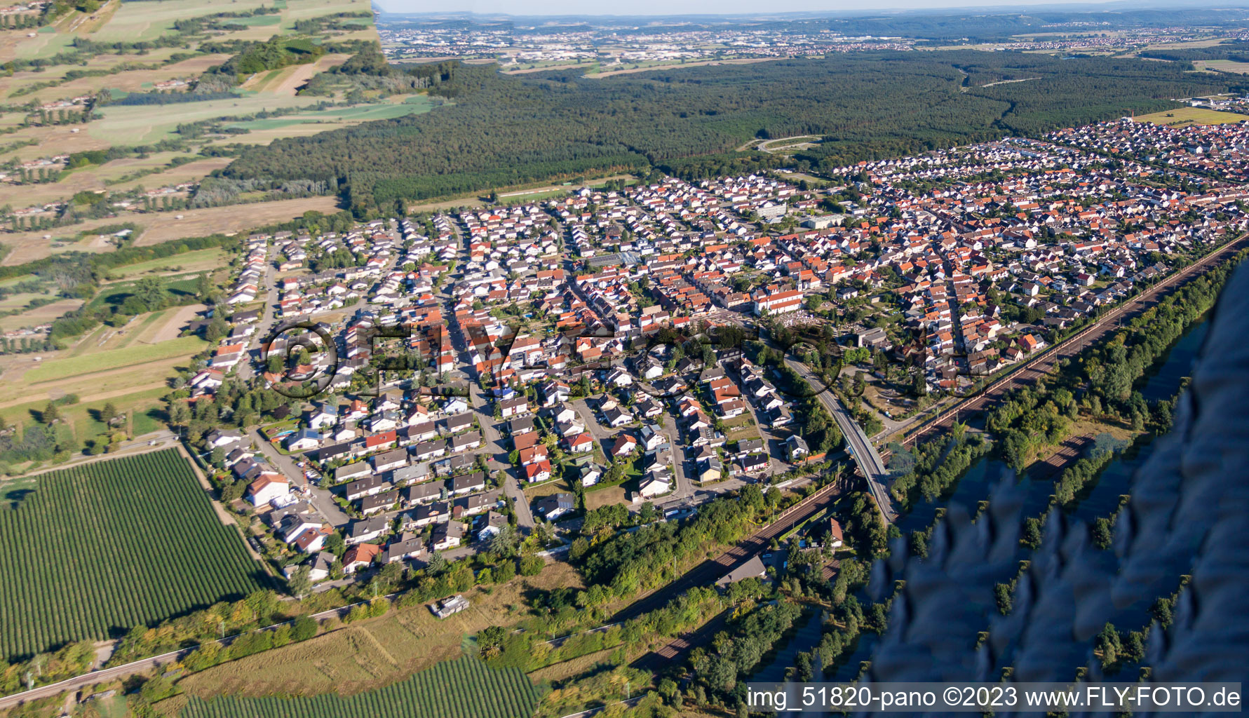 Vue aérienne de Panorama à le quartier Neudorf in Graben-Neudorf dans le département Bade-Wurtemberg, Allemagne