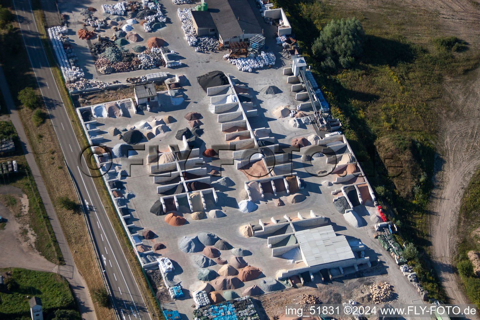 Vue aérienne de Gravier de jardin, Badische Terrazzo Handelsgesellschaft mbH à le quartier Neudorf in Graben-Neudorf dans le département Bade-Wurtemberg, Allemagne