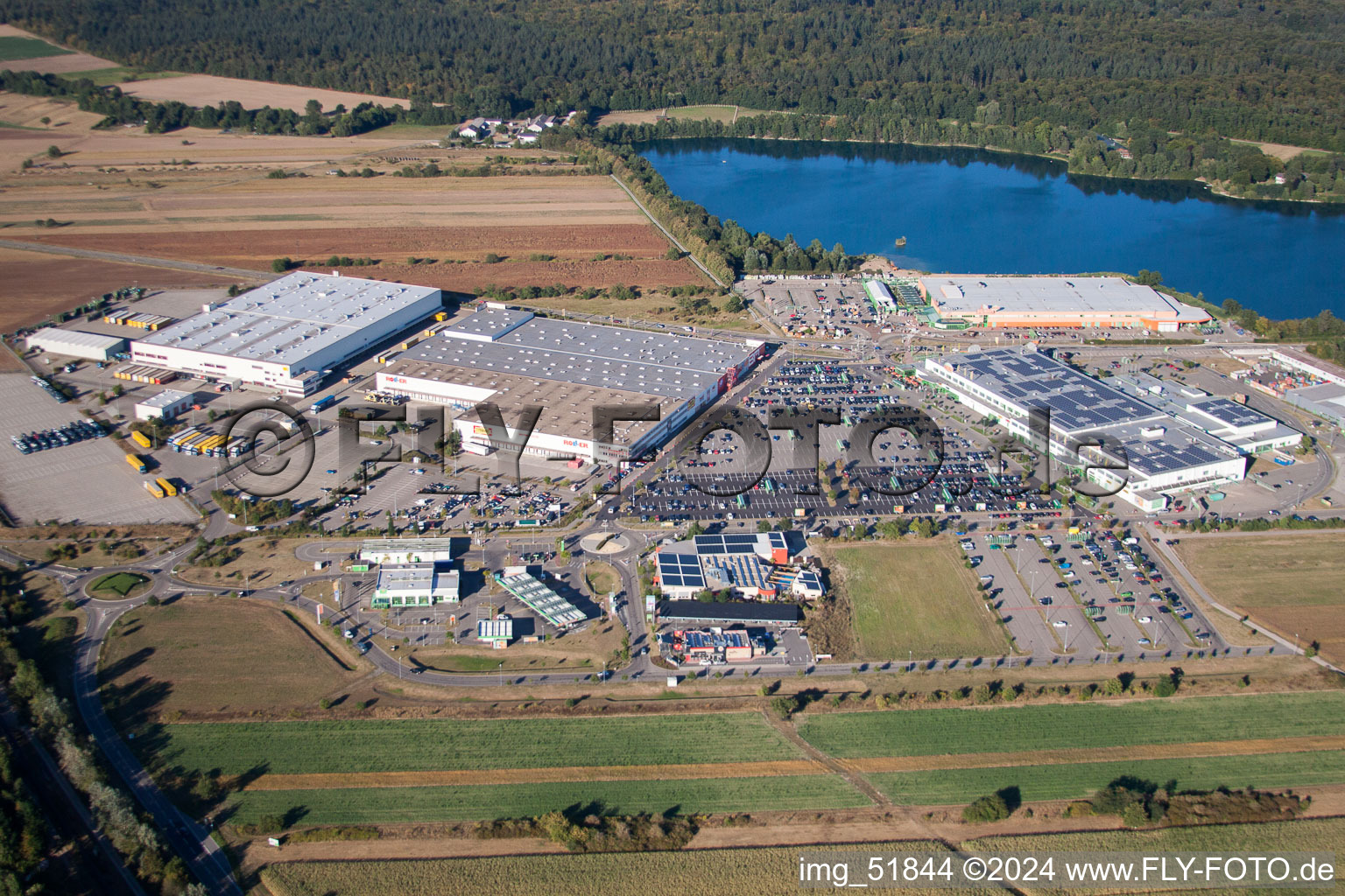 Vue aérienne de Centre commercial Globus Wiesental, Mobilier roulant - Waghäusel en Wiesental à le quartier Wiesental in Waghäusel dans le département Bade-Wurtemberg, Allemagne