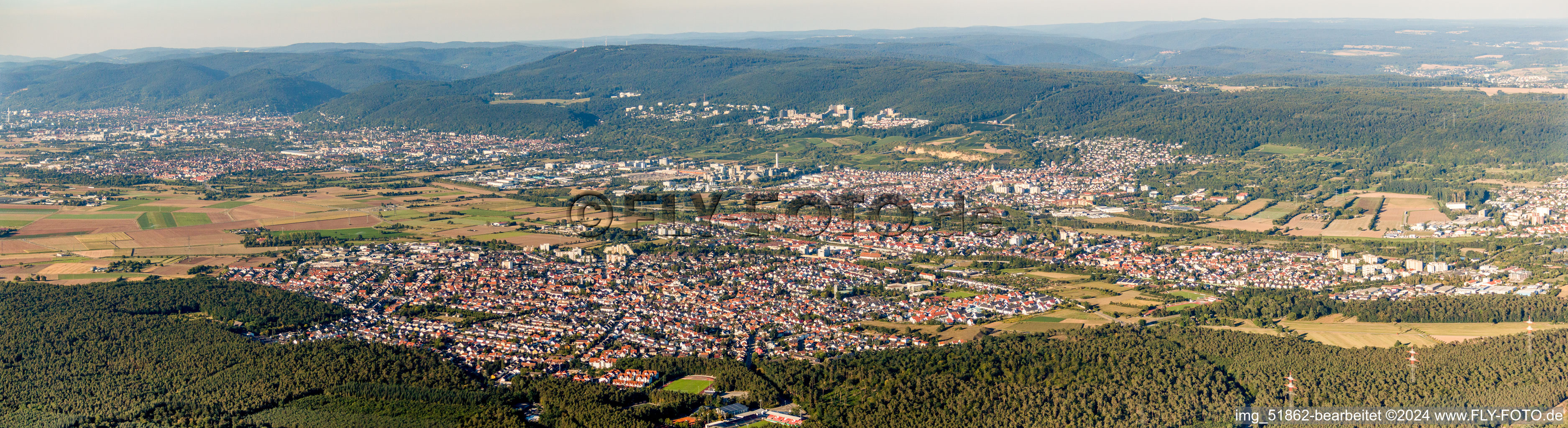 Vue aérienne de Vue panoramique sur les rues et les maisons des quartiers résidentiels à Sandhausen dans le département Bade-Wurtemberg, Allemagne