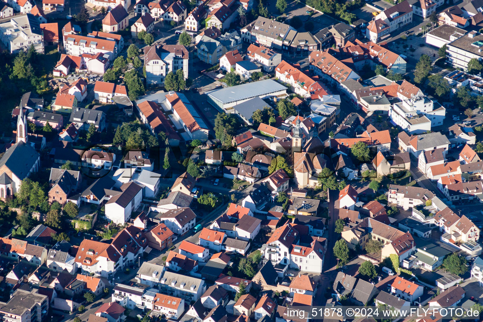 Sandhausen dans le département Bade-Wurtemberg, Allemagne du point de vue du drone