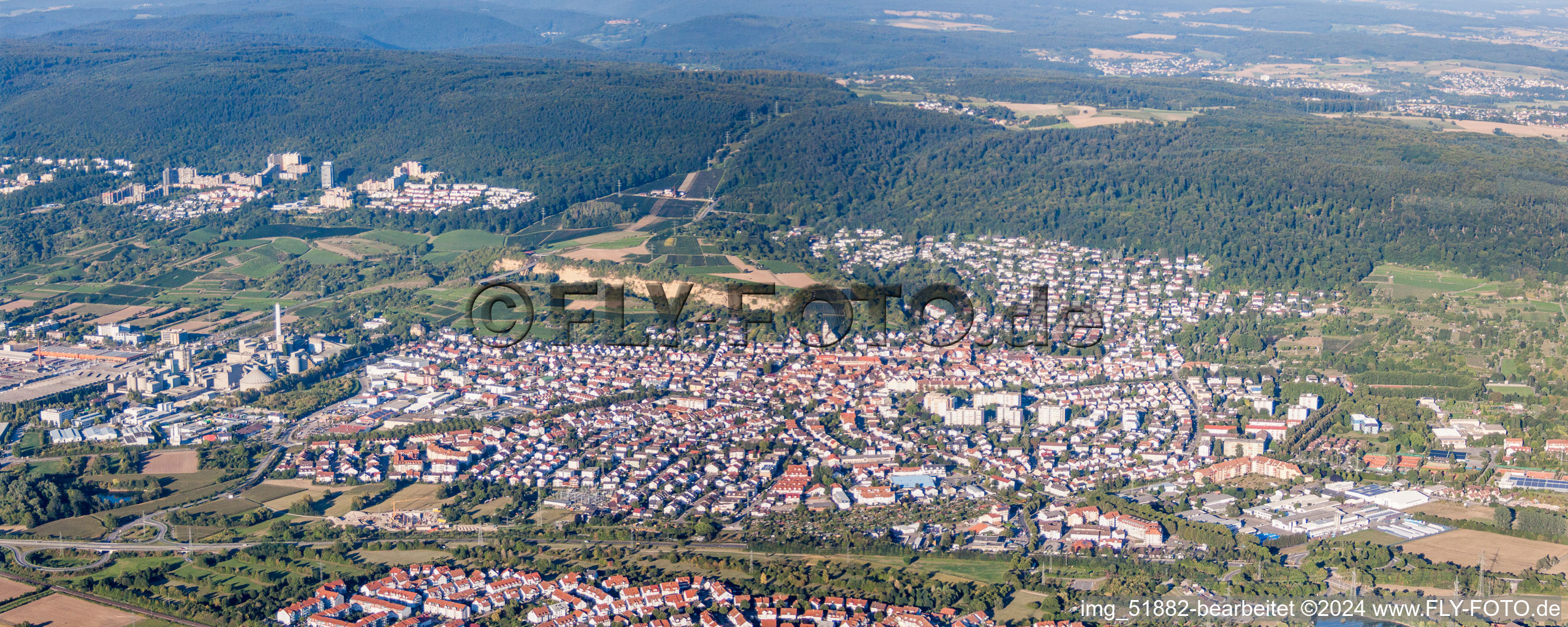 Vue aérienne de Vue de la ville au bord de l'Odenwald à Leimen dans le département Bade-Wurtemberg, Allemagne