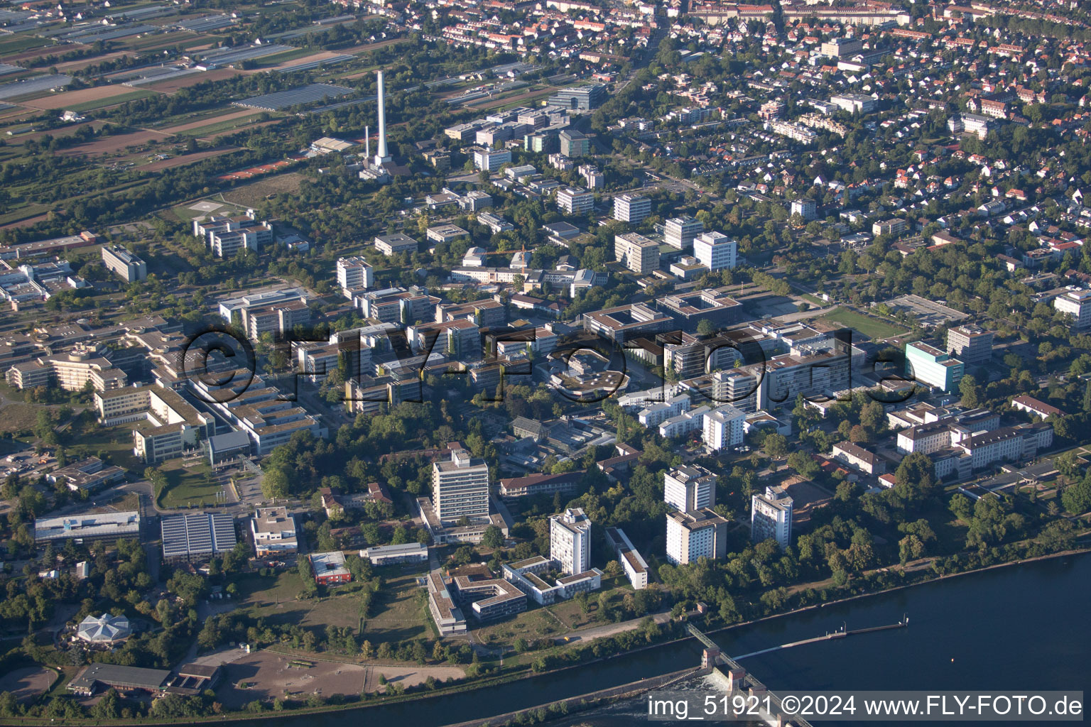 Vue aérienne de Bâtiments universitaires et cliniques de l'université Heidelberg à Neuenheimer Feld à le quartier Neuenheim in Heidelberg dans le département Bade-Wurtemberg, Allemagne