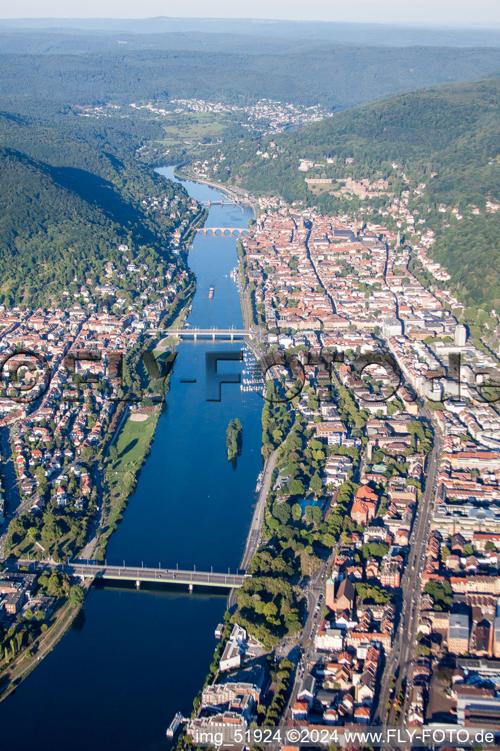 Vue aérienne de Zone des berges du Neckar dans la vallée du Neckar - cours de la rivière à le quartier Voraltstadt in Heidelberg dans le département Bade-Wurtemberg, Allemagne