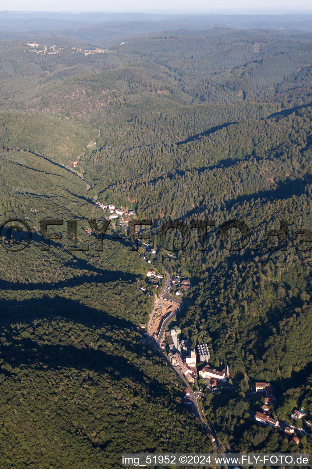 Vue aérienne de Paysage de vallée entouré de montagnes à Schriesheim dans le département Bade-Wurtemberg, Allemagne