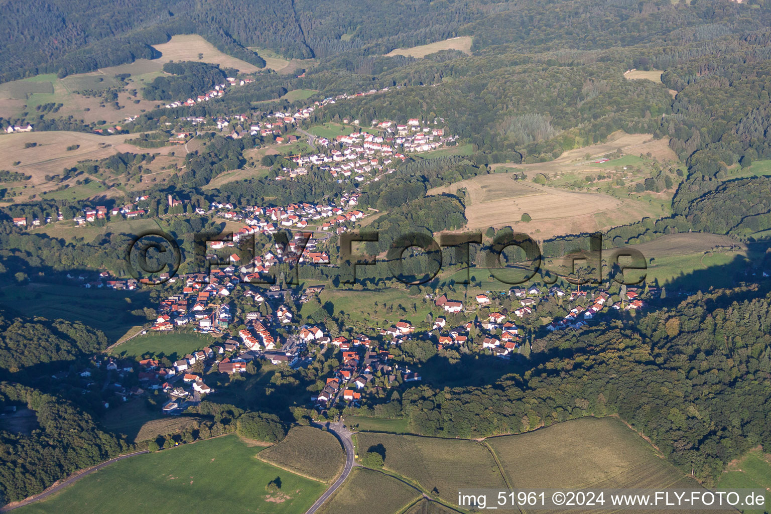 Vue aérienne de Vue sur le village à le quartier Oberflockenbach in Weinheim dans le département Bade-Wurtemberg, Allemagne