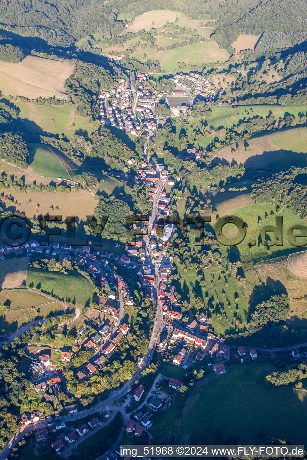 Vue aérienne de Vue des rues et des maisons des quartiers résidentiels à le quartier Trösel in Gorxheimertal dans le département Hesse, Allemagne