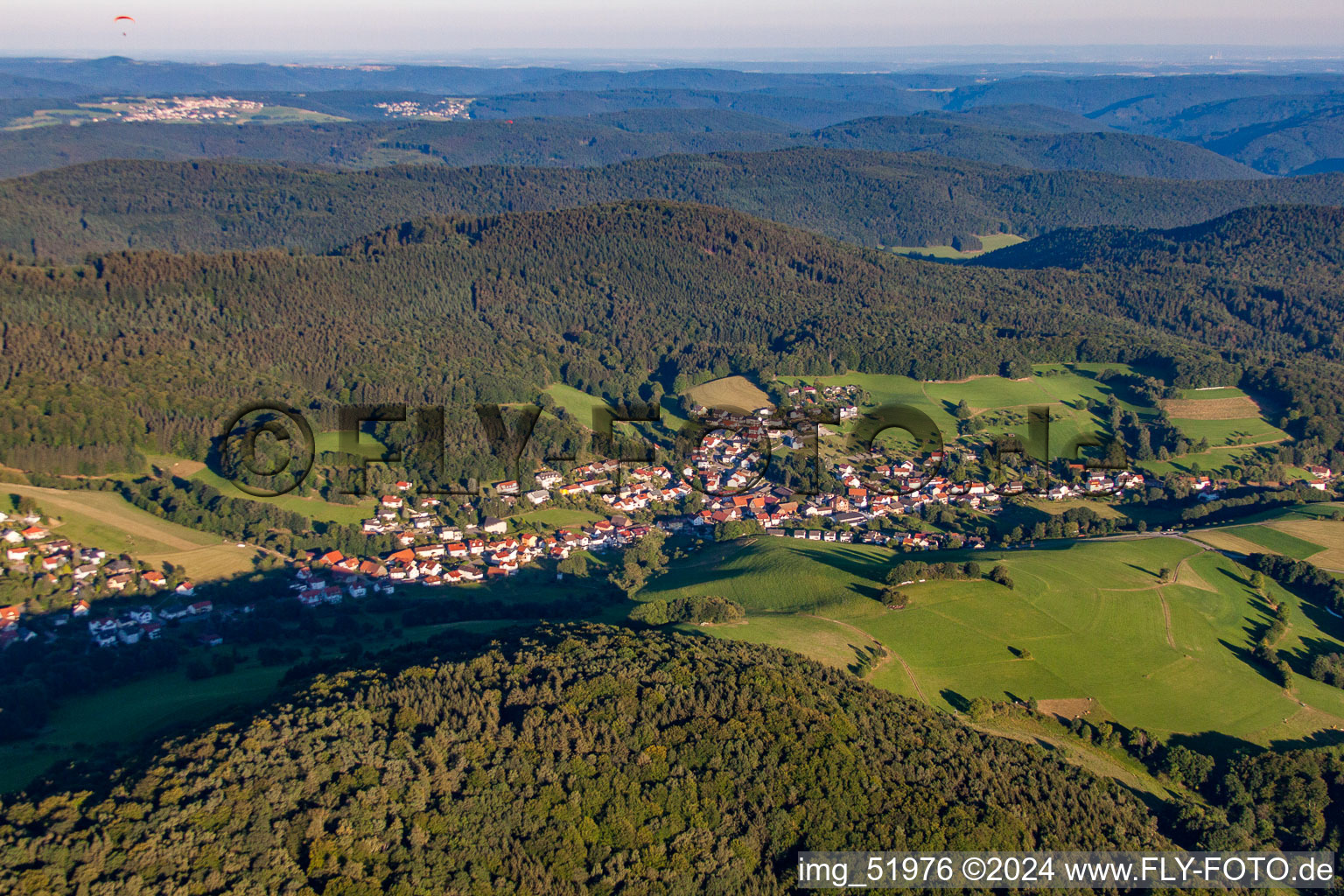 Vue aérienne de Sous-Abtsteinach du nord-ouest à le quartier Unter-Abtsteinach in Abtsteinach dans le département Hesse, Allemagne