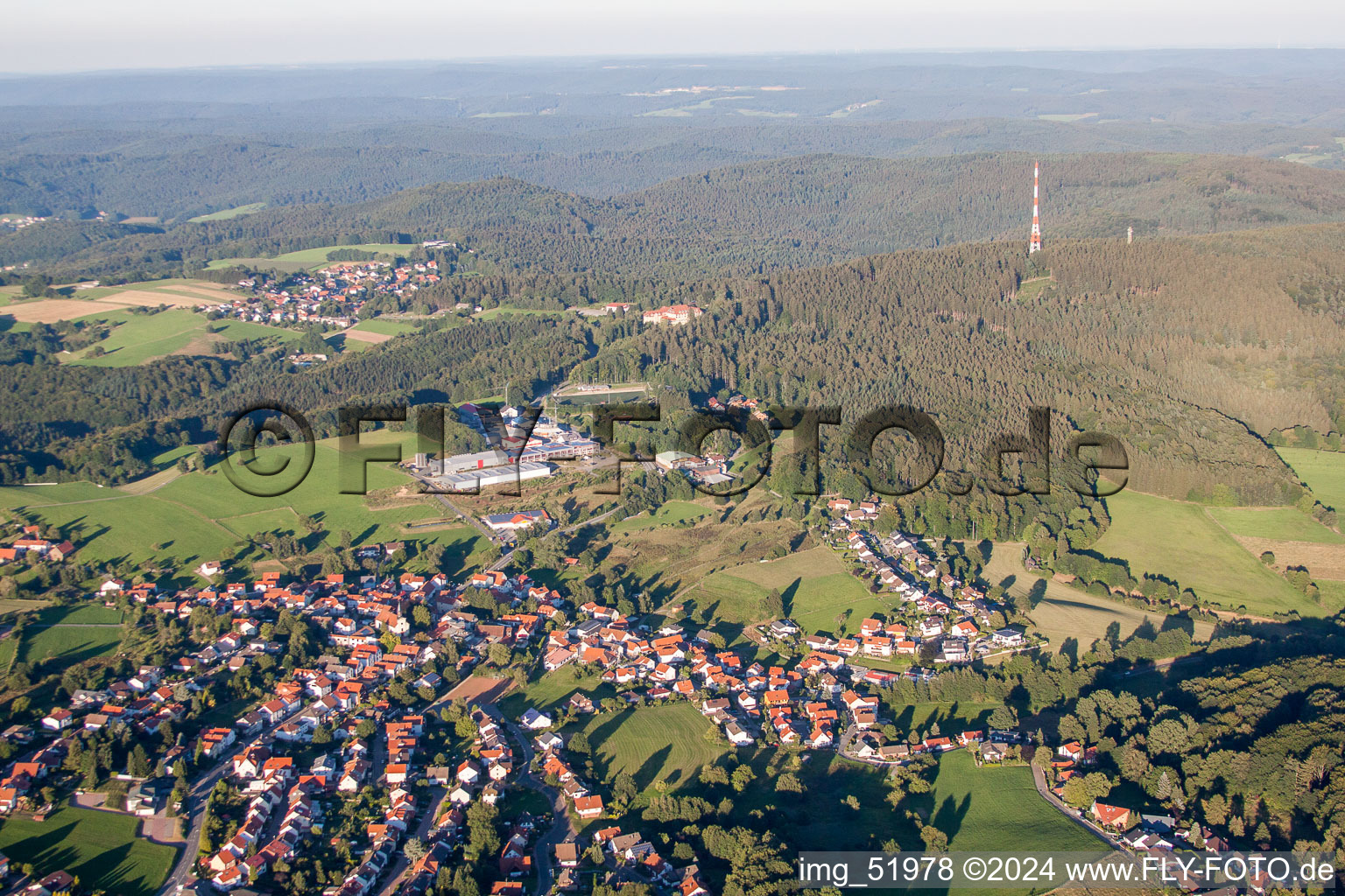 Vue aérienne de Vue sur le village à le quartier Ober-Abtsteinach in Abtsteinach dans le département Hesse, Allemagne