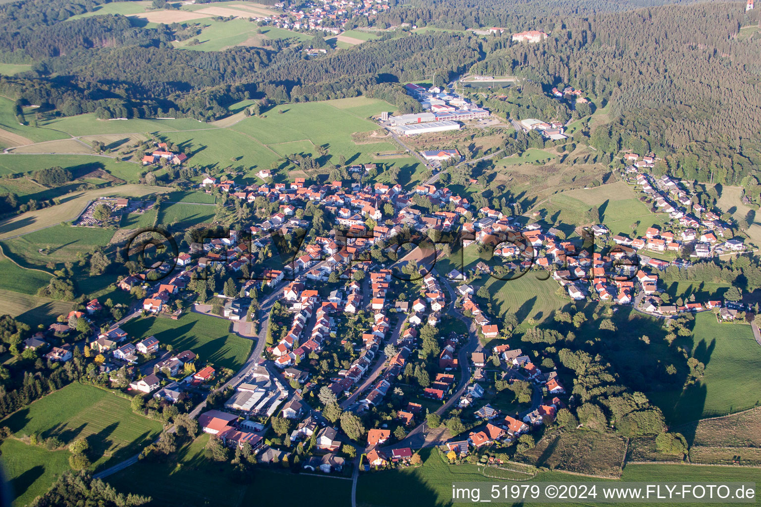 Vue aérienne de Vue sur le village à le quartier Ober-Abtsteinach in Abtsteinach dans le département Hesse, Allemagne