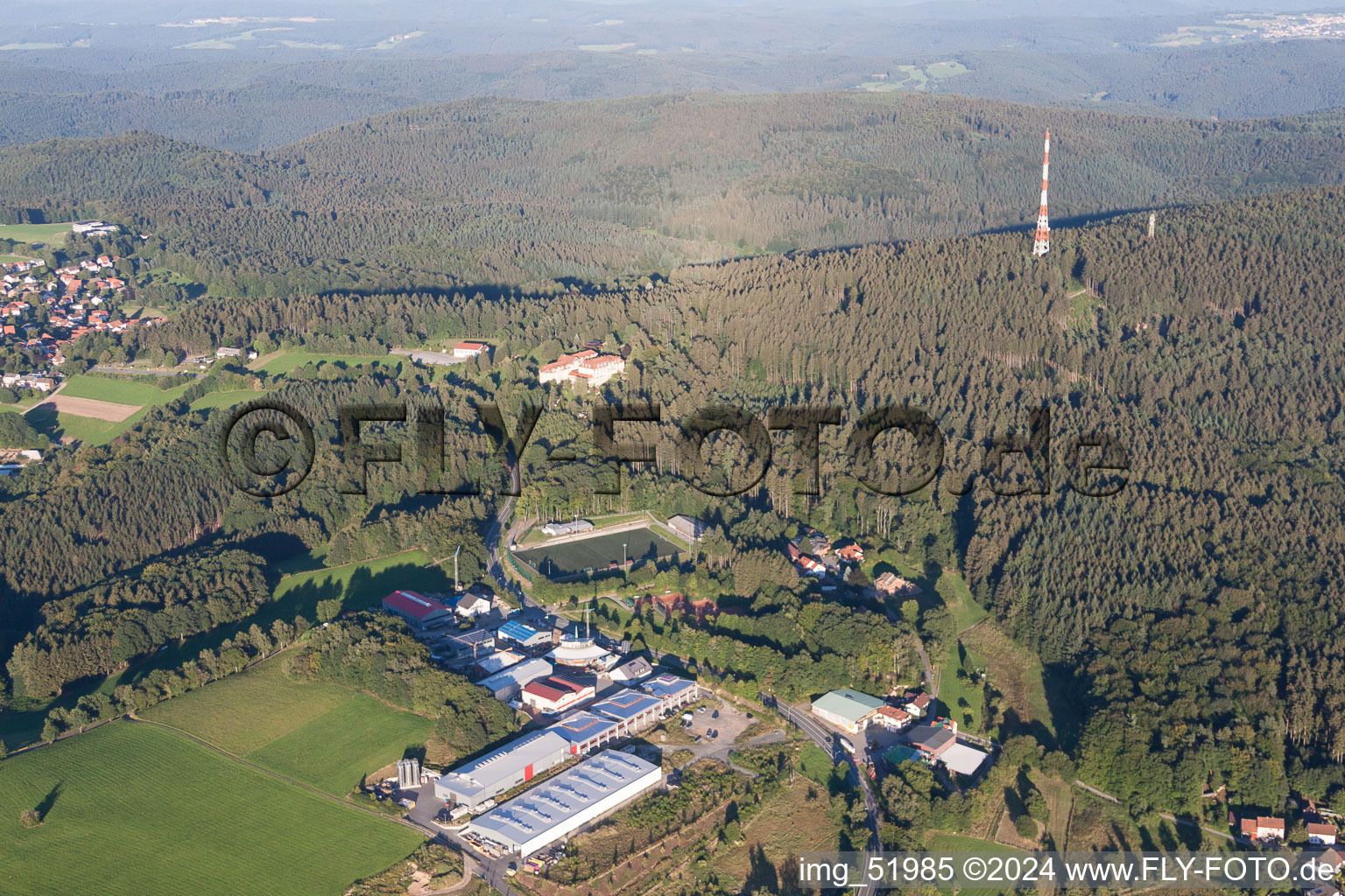 Vue aérienne de Zone commerciale et implantation d'entreprise avec Morton Extrusionstechnik GmbH au pied du mât de transmission à le quartier Ober-Abtsteinach in Abtsteinach dans le département Hesse, Allemagne