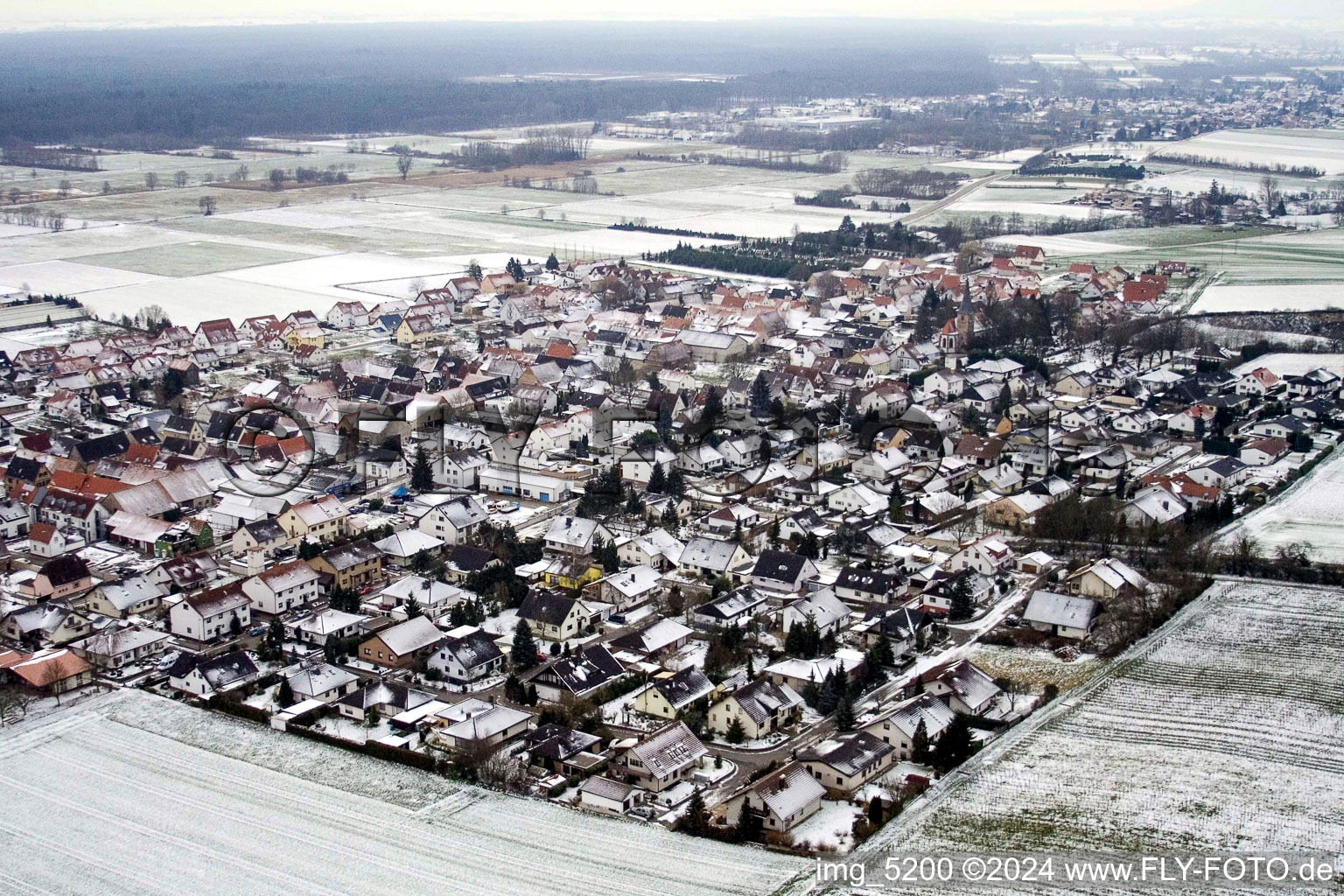 Vue aérienne de Champs agricoles et terres agricoles enneigés en hiver à Freckenfeld dans le département Rhénanie-Palatinat, Allemagne