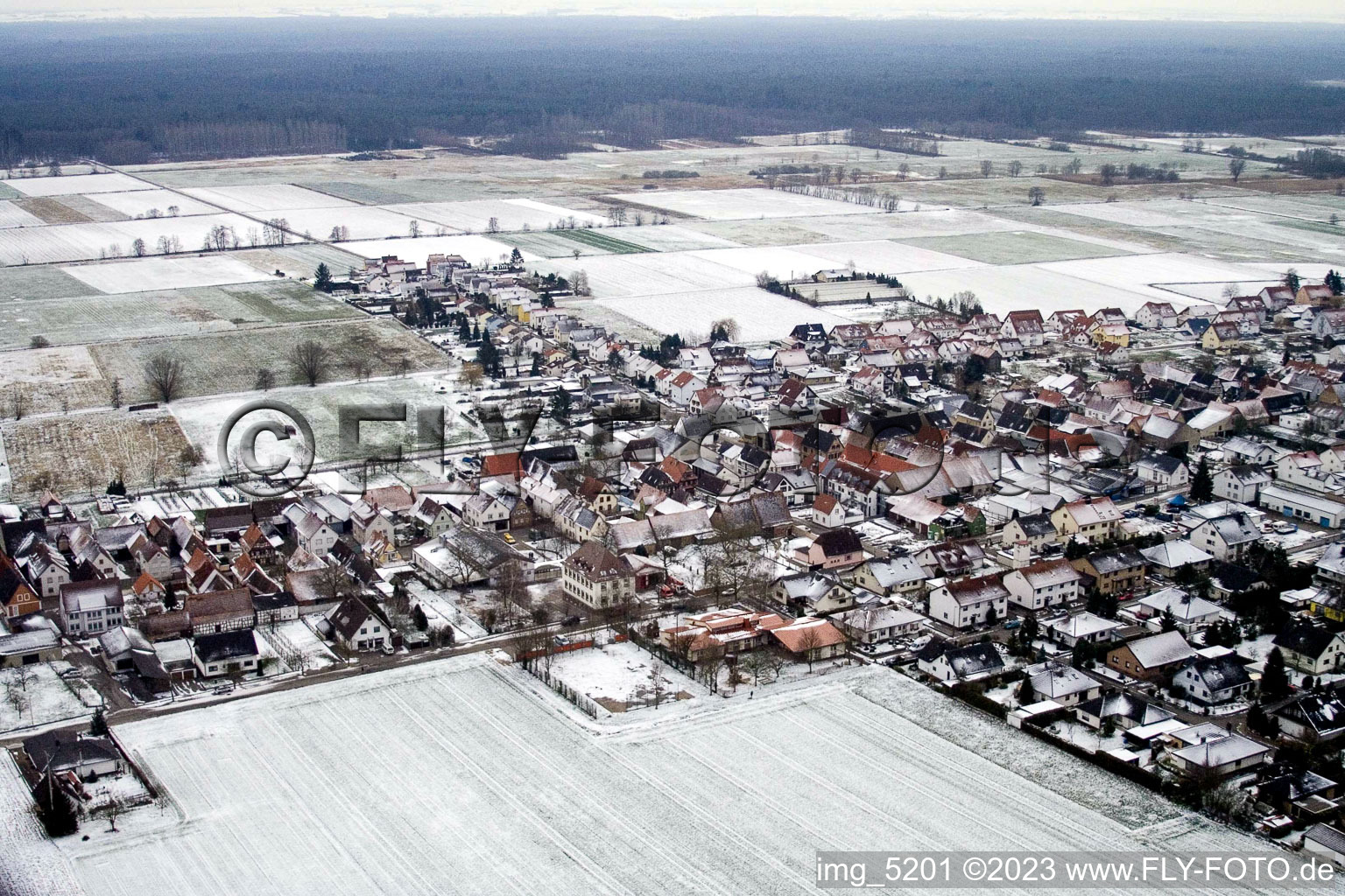 Freckenfeld dans le département Rhénanie-Palatinat, Allemagne vu d'un drone