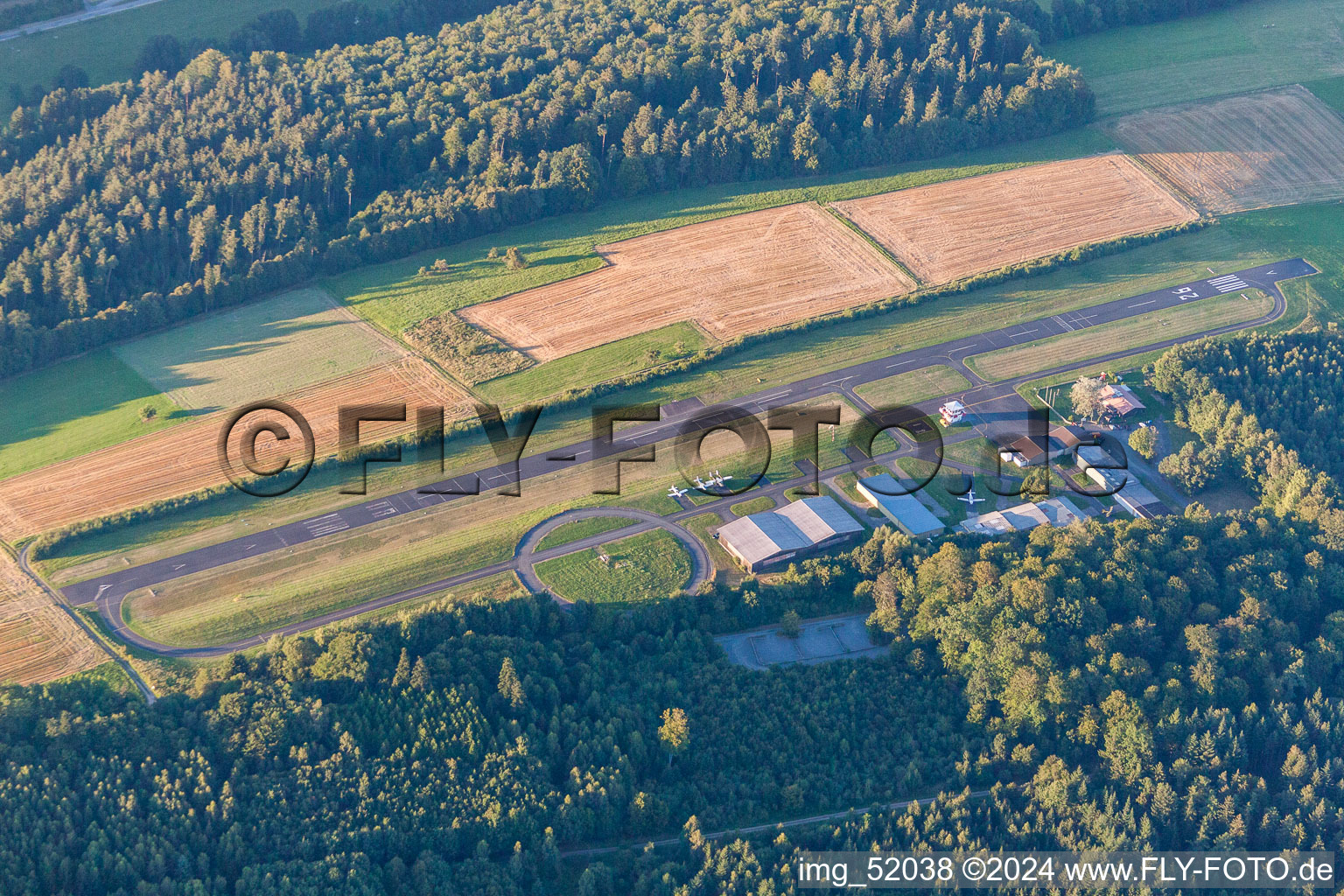 Vue aérienne de Piste avec zone de voie de circulation de l'aérodrome Aero-Club Odenwald eV à le quartier Steinbuch in Michelstadt dans le département Hesse, Allemagne