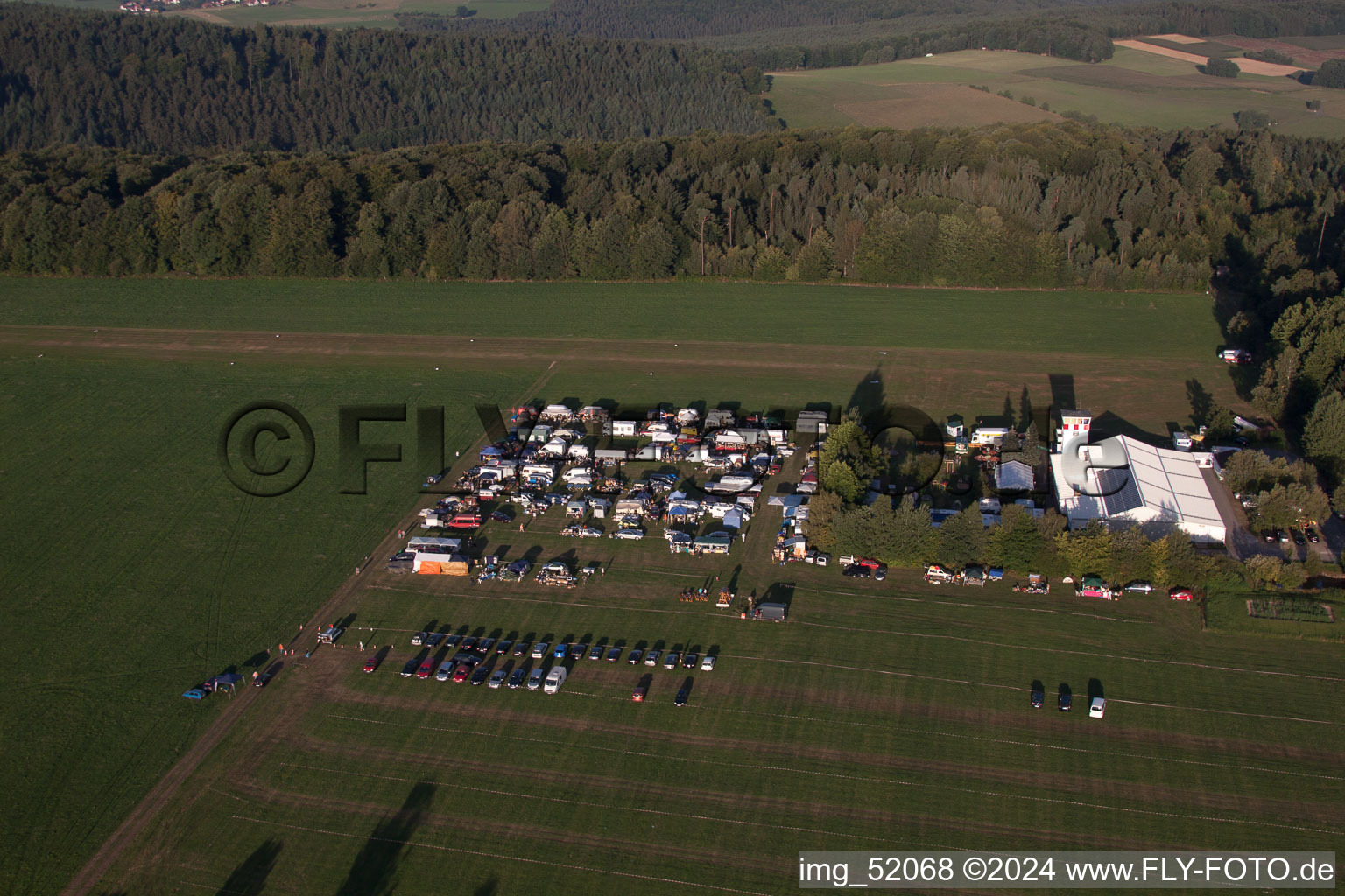 Vue aérienne de Grand marché aux puces à l'aérodrome des planeurs pour fêter le 1000ème anniversaire à le quartier Vielbrunn in Michelstadt dans le département Hesse, Allemagne