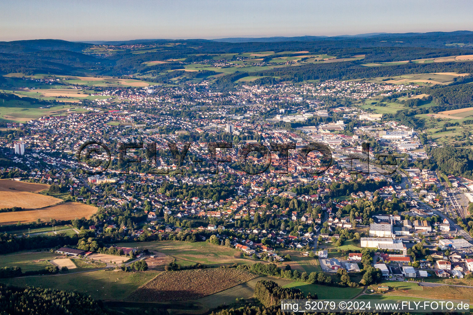 Vue aérienne de Vue des rues et des maisons des quartiers résidentiels à Michelstadt dans le département Hesse, Allemagne