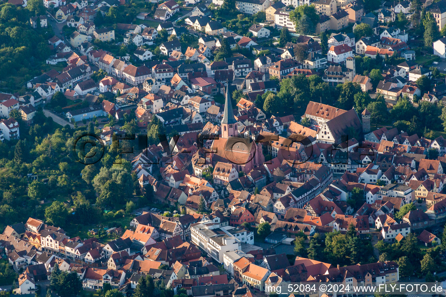 Vue aérienne de Bâtiment d'église Einhardsbasilika dans le vieux centre-ville du centre-ville dans le quartier de Steinbach à Michelstadt dans le département Hesse, Allemagne