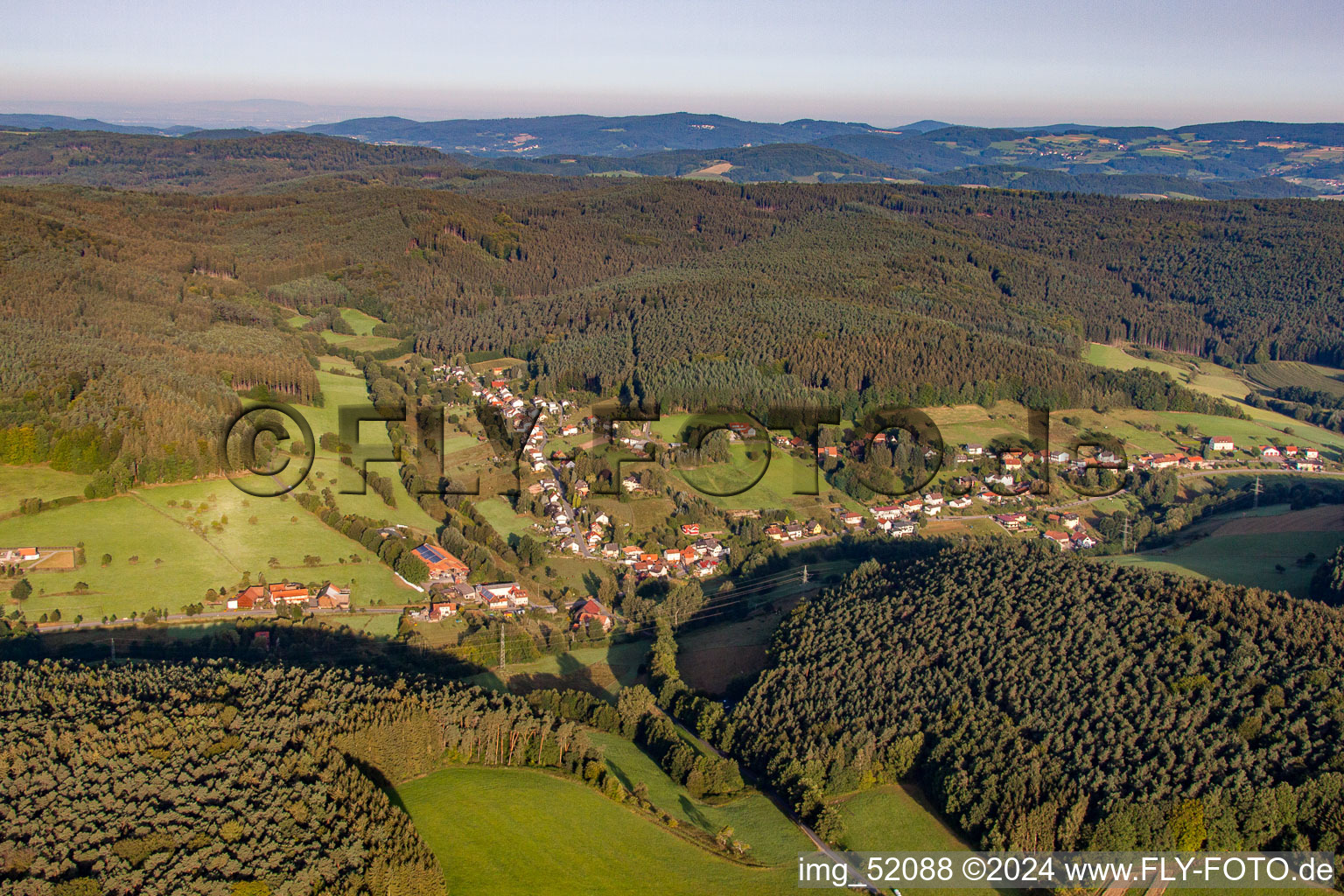 Vue aérienne de De l'est à le quartier Unter-Mossau in Mossautal dans le département Hesse, Allemagne