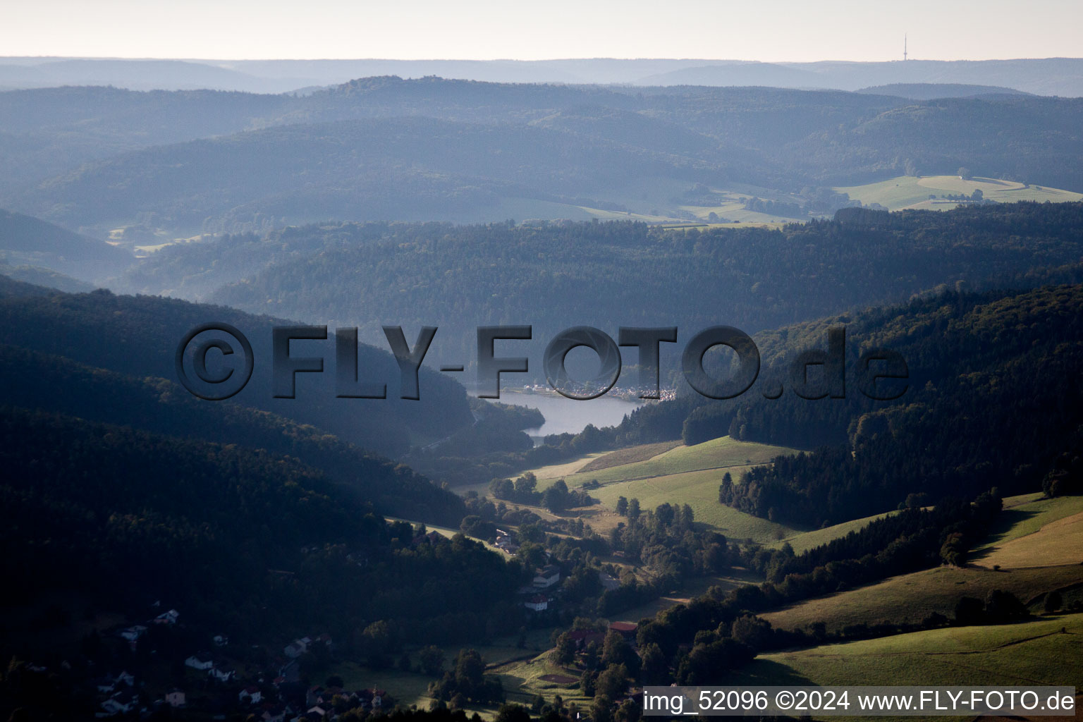 Vue aérienne de Marbachstausee le matin à le quartier Hüttenthal in Mossautal dans le département Hesse, Allemagne