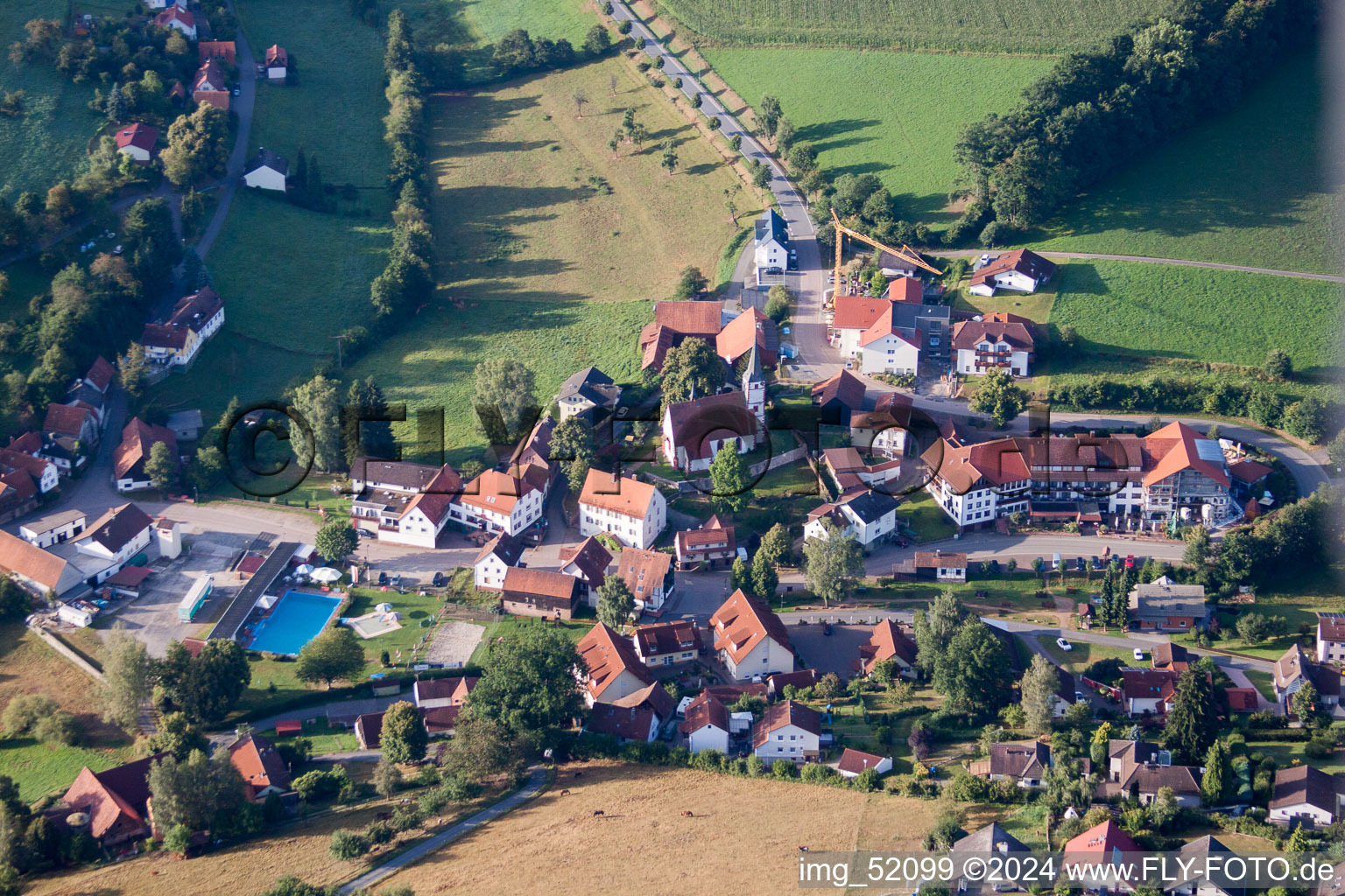 Vue aérienne de Vue sur le village à le quartier Güttersbach in Mossautal dans le département Hesse, Allemagne