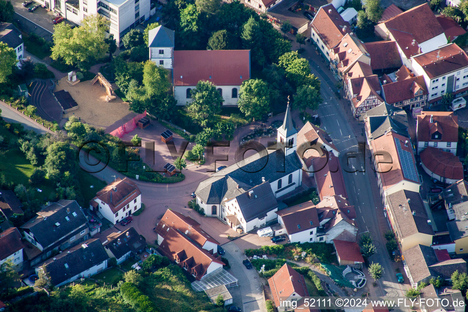 Vue aérienne de Église évangélique et par tius à Wald-Michelbach dans le département Hesse, Allemagne