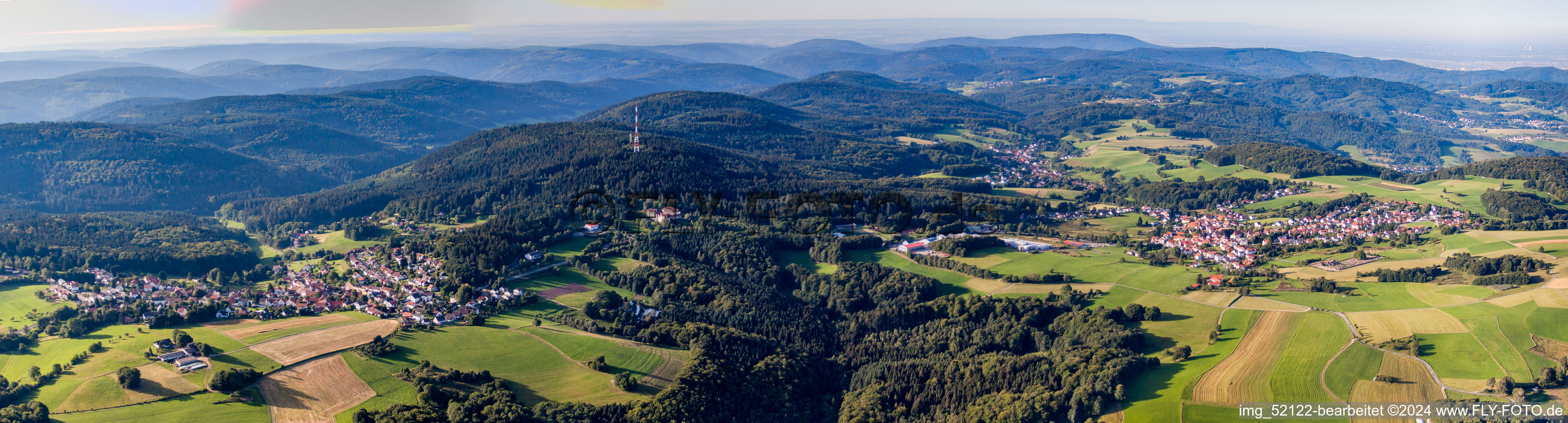 Vue aérienne de Perspective panoramique du paysage forestier et montagneux de l'Odenwald à le quartier Siedelsbrunn in Wald-Michelbach dans le département Hesse, Allemagne