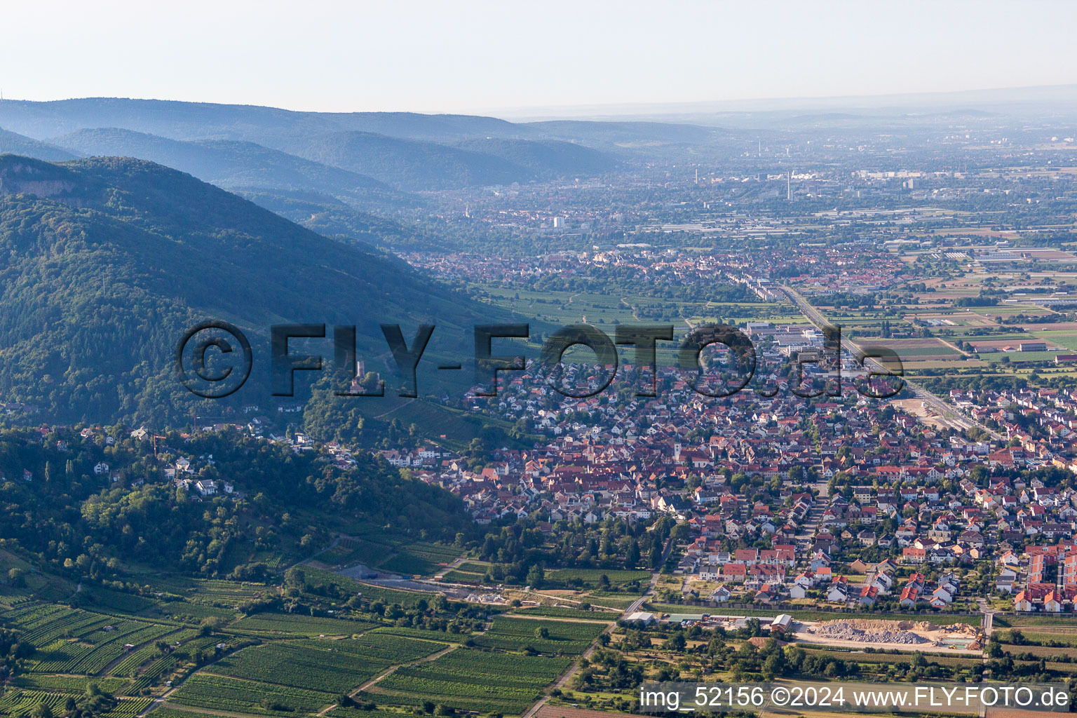 Vue aérienne de Vue de la ville au bord de l'Odenwald à Schriesheim dans le département Bade-Wurtemberg, Allemagne