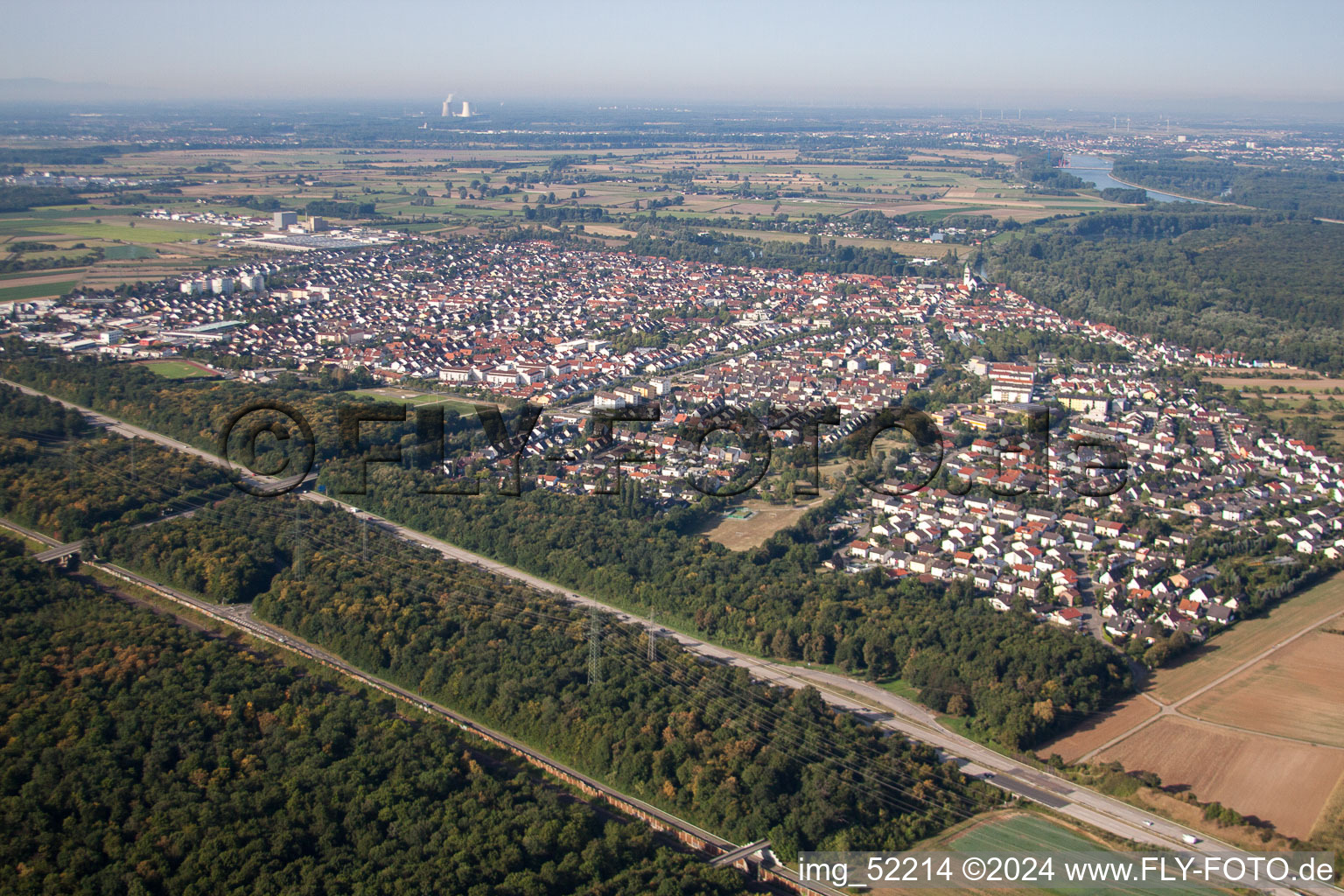 Vue aérienne de Vue des rues et des maisons des quartiers résidentiels à Ketsch dans le département Bade-Wurtemberg, Allemagne