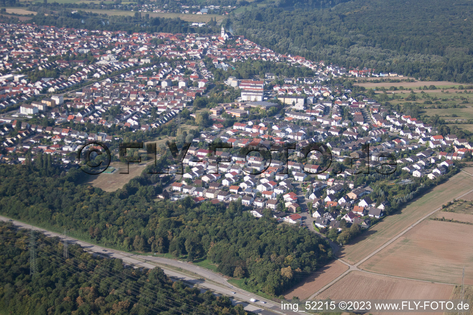 Ketsch dans le département Bade-Wurtemberg, Allemagne du point de vue du drone