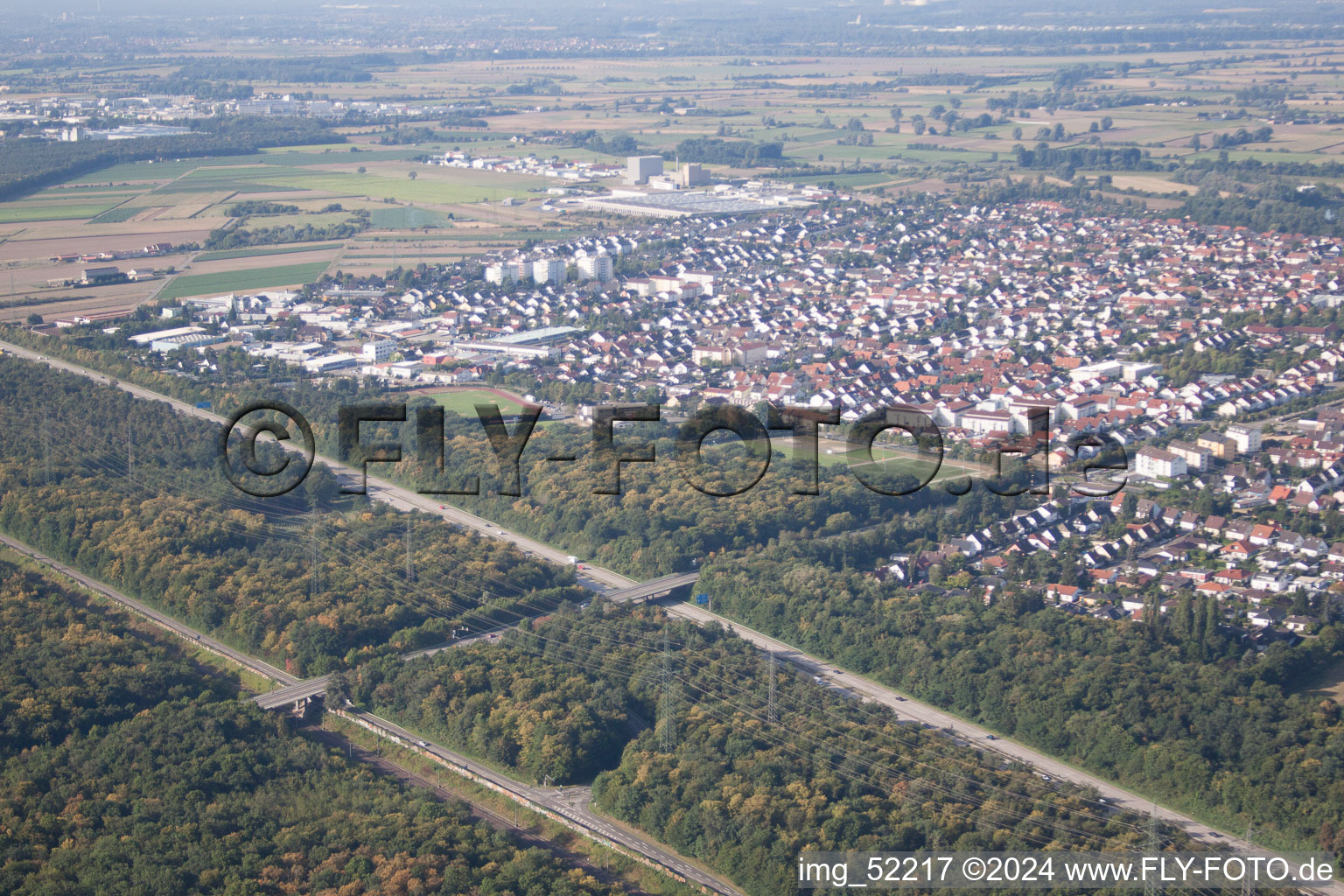 Ketsch dans le département Bade-Wurtemberg, Allemagne vu d'un drone