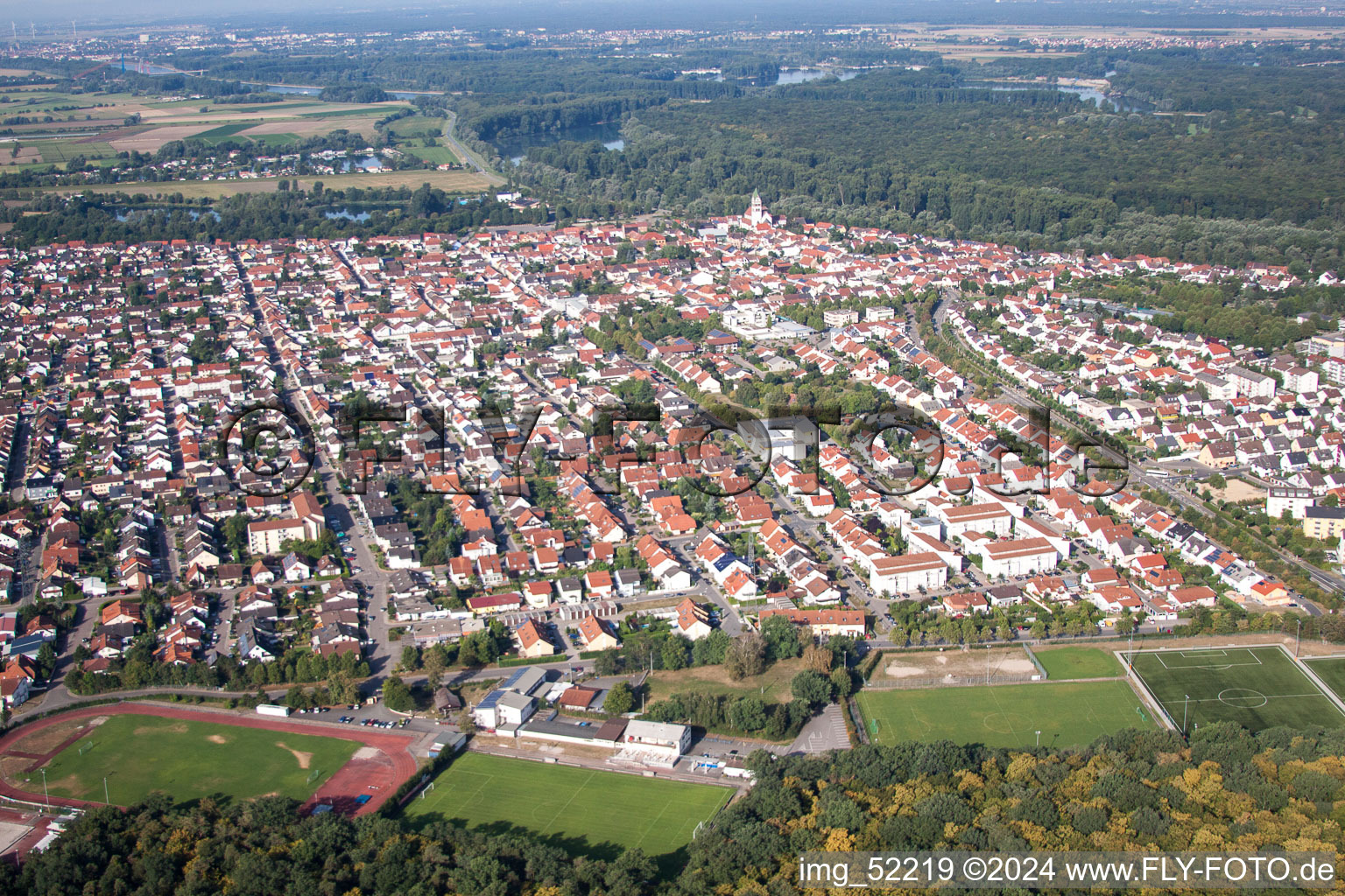 Vue aérienne de Vue des rues et des maisons des quartiers résidentiels à Ketsch dans le département Bade-Wurtemberg, Allemagne