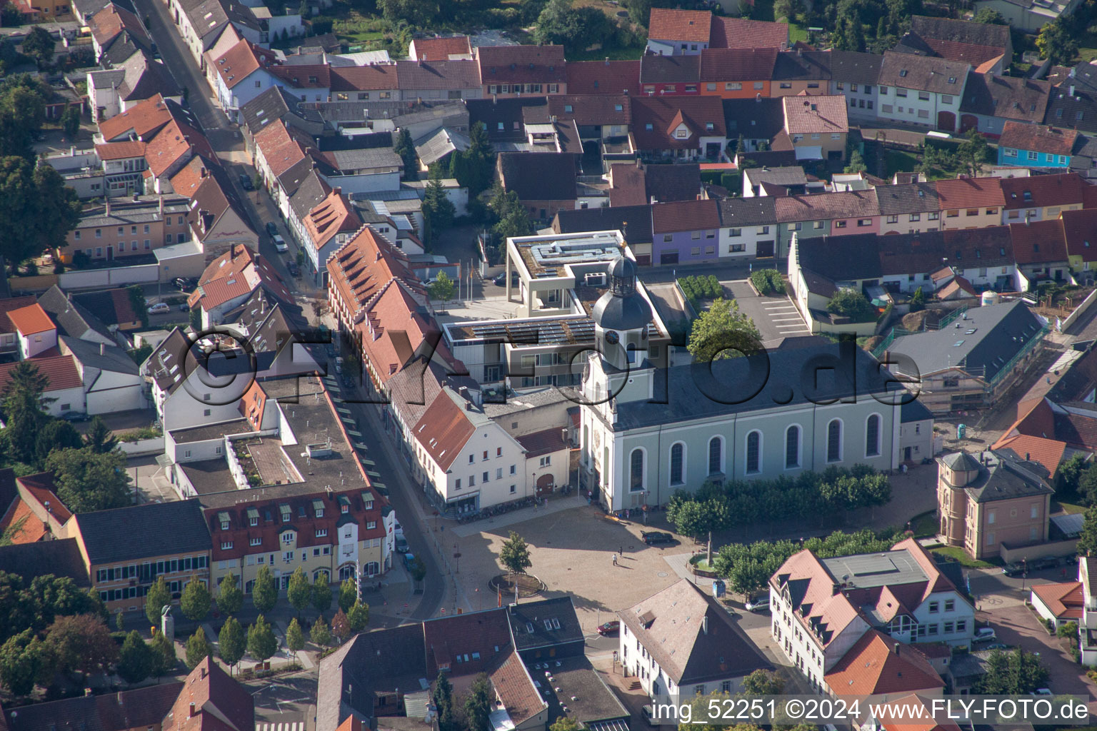 Vue aérienne de Bâtiment de l'église Sainte-Marie dans le vieux centre-ville du centre-ville à Philippsburg dans le département Bade-Wurtemberg, Allemagne