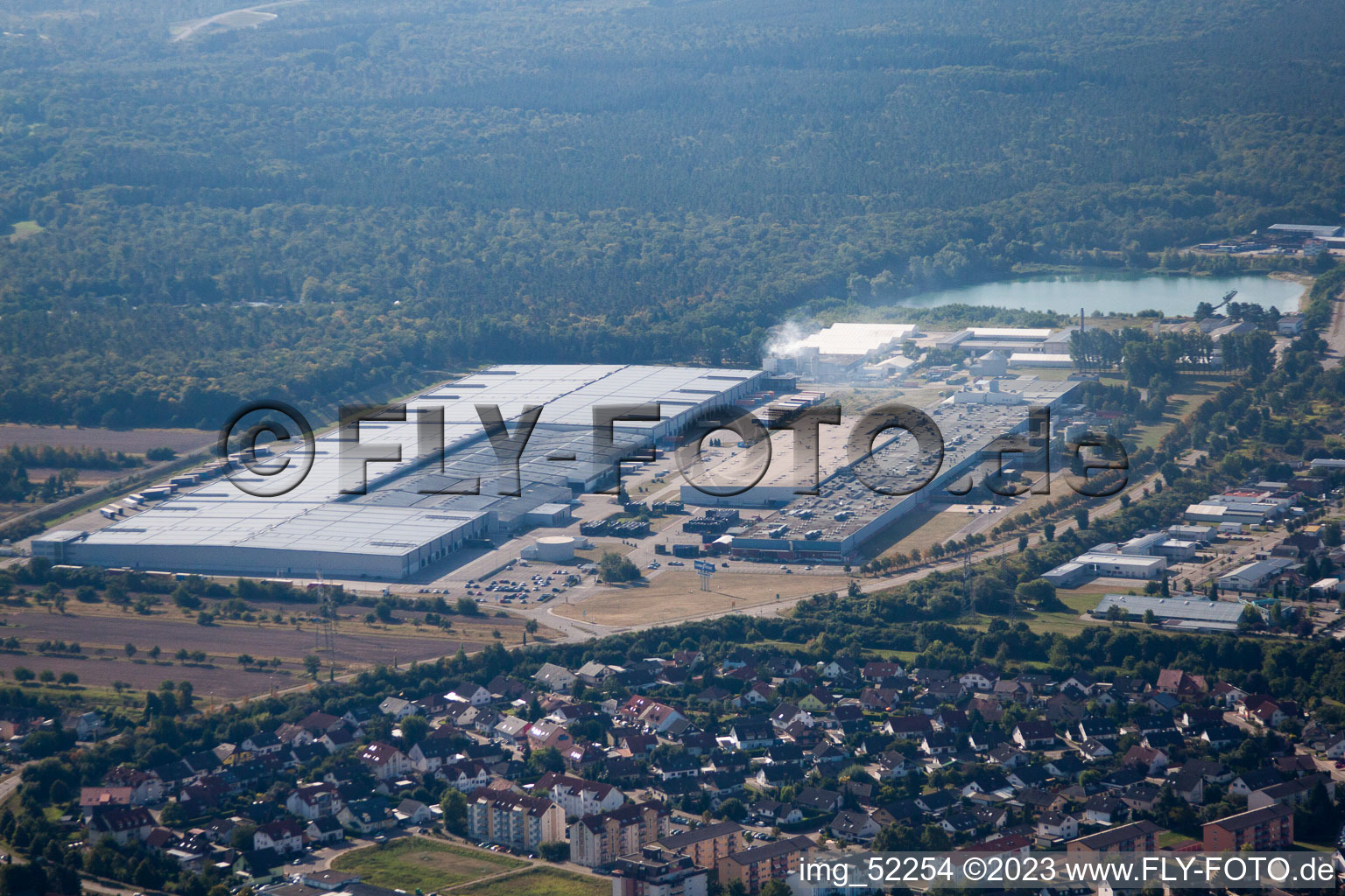 Pneus Goodyear Dunlop Allemagne à Philippsburg dans le département Bade-Wurtemberg, Allemagne du point de vue du drone