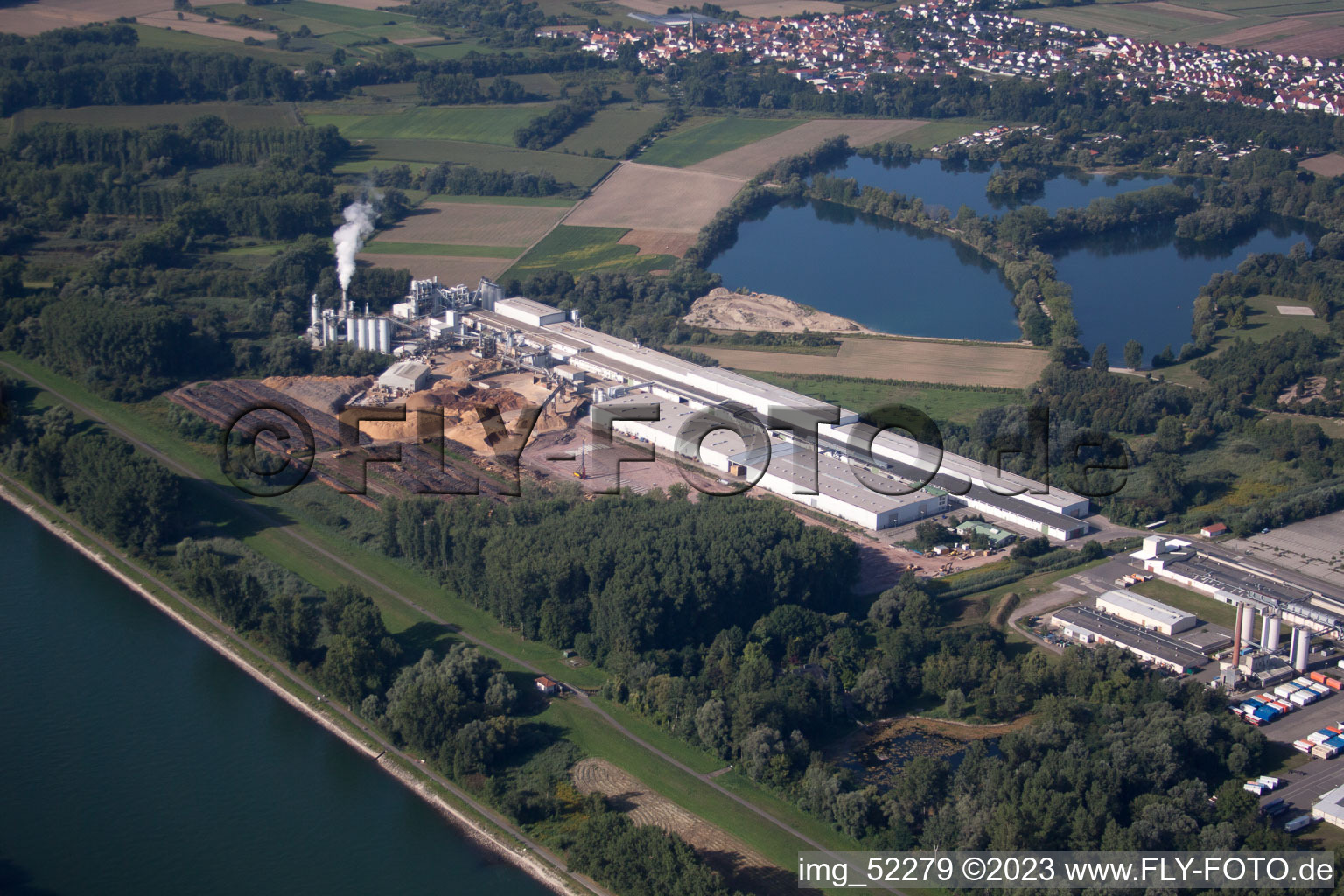 Vue aérienne de L'industrie sur le Rhin à le quartier Sondernheim in Germersheim dans le département Rhénanie-Palatinat, Allemagne