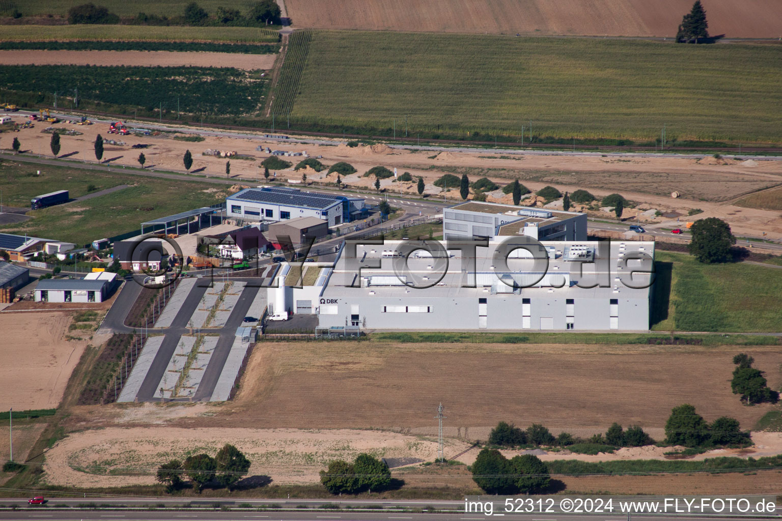 Vue oblique de Zone industrielle du Nord, nouveau bâtiment DBK à Rülzheim dans le département Rhénanie-Palatinat, Allemagne