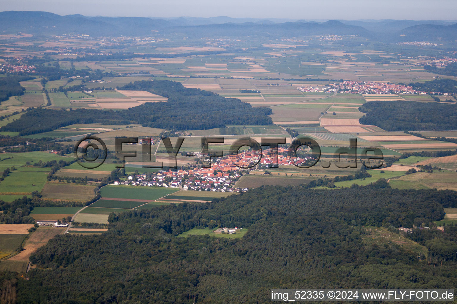 Hatzenbühl dans le département Rhénanie-Palatinat, Allemagne du point de vue du drone