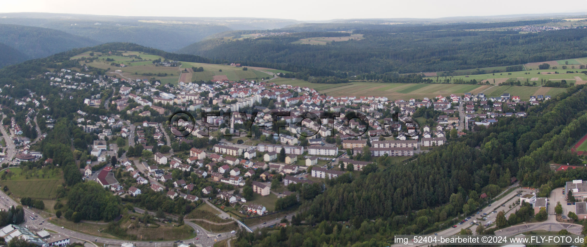 Vue aérienne de Panorama de la région et des environs dans le quartier d'Alzenberg à Calw dans le département Bade-Wurtemberg, Allemagne