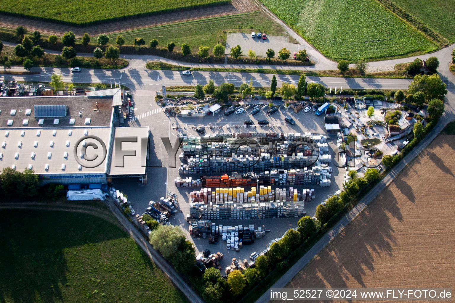 Vue d'oiseau de Mühlackerstrasse, Kömpf à le quartier Darmsheim in Sindelfingen dans le département Bade-Wurtemberg, Allemagne