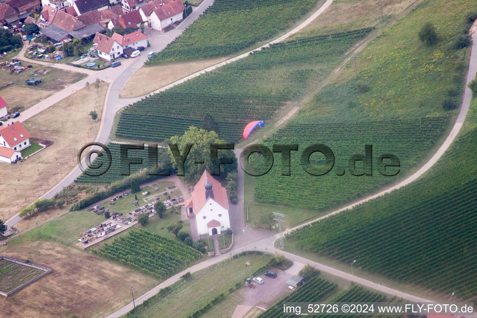 Vue aérienne de Chapelle Saint-Denys avec parapente à le quartier Gleiszellen in Gleiszellen-Gleishorbach dans le département Rhénanie-Palatinat, Allemagne