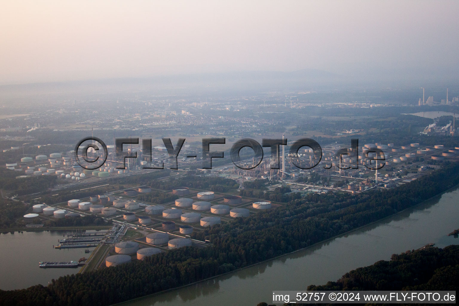 Vue aérienne de KA Maxau, raffinerie à le quartier Knielingen in Karlsruhe dans le département Bade-Wurtemberg, Allemagne