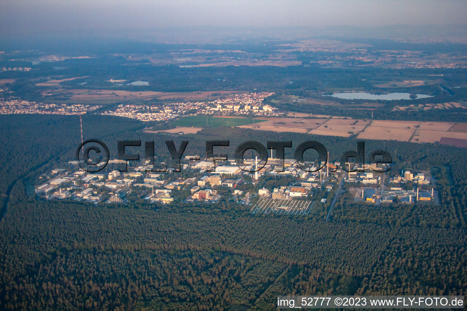 Vue aérienne de Centre de recherche nucléaire de Karlsruhe vu de l'est à le quartier Leopoldshafen in Eggenstein-Leopoldshafen dans le département Bade-Wurtemberg, Allemagne