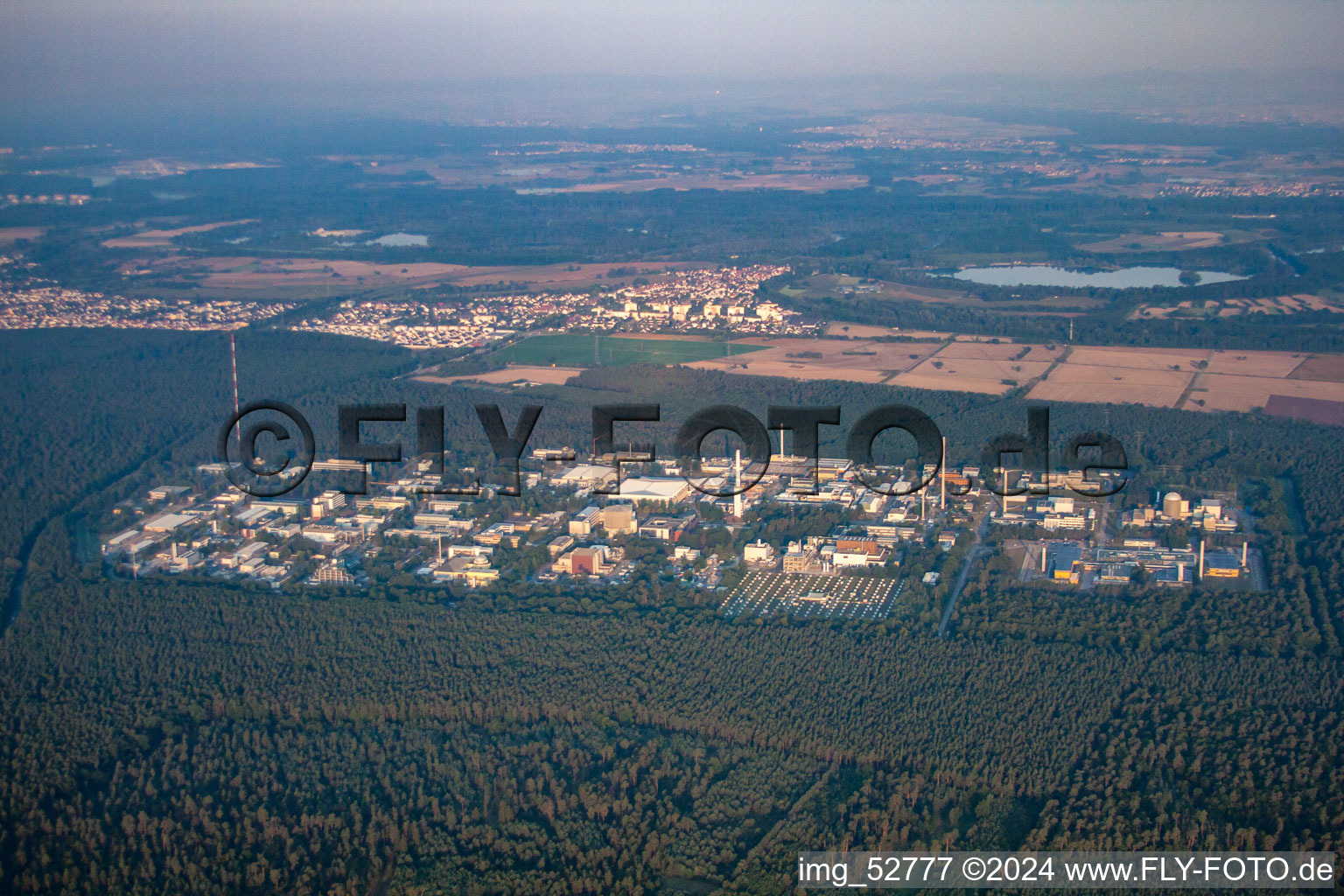 Vue aérienne de Centre de recherche nucléaire de Karlsruhe vu de l'est à le quartier Leopoldshafen in Eggenstein-Leopoldshafen dans le département Bade-Wurtemberg, Allemagne