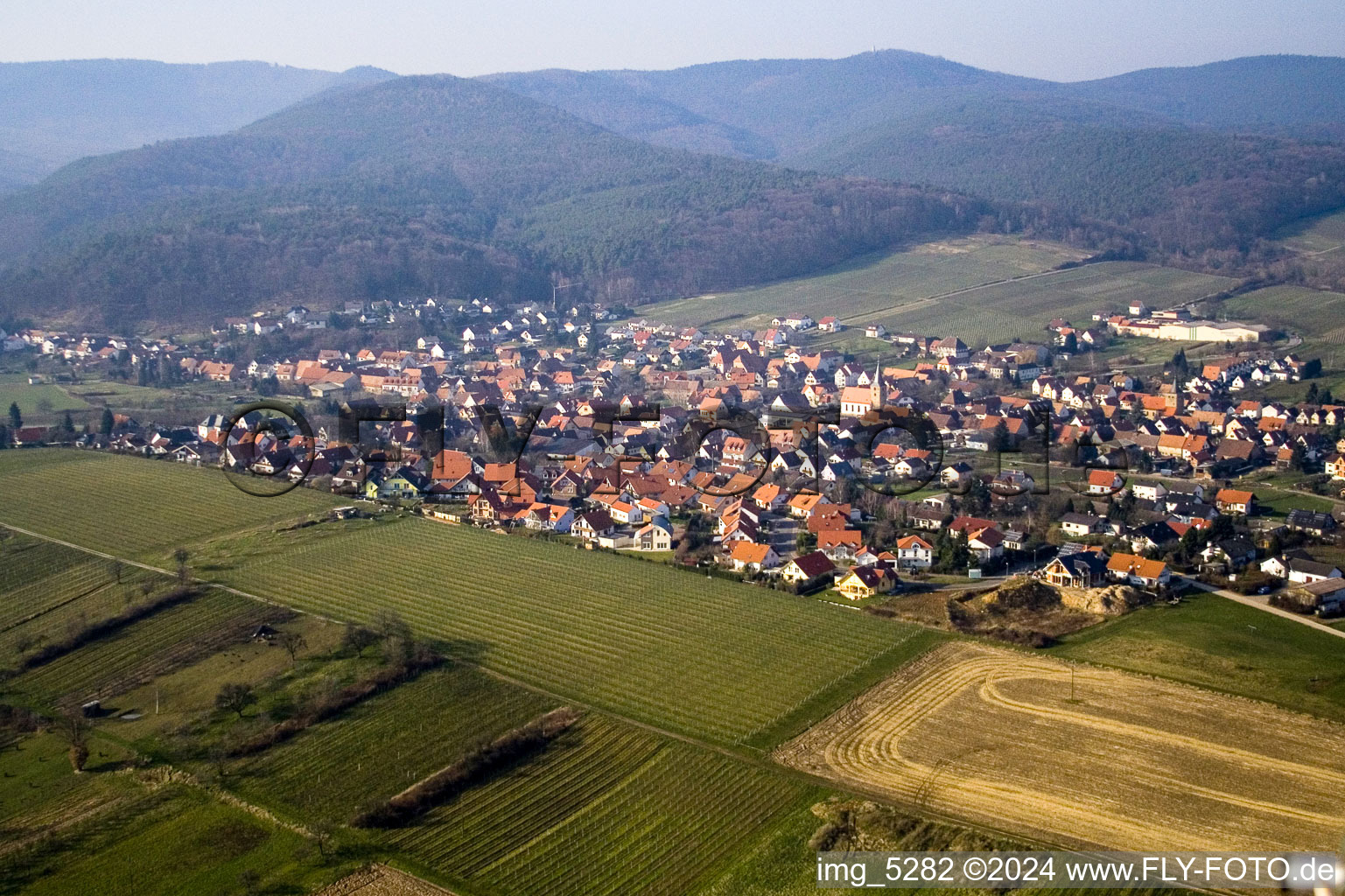 Vue aérienne de Du sud-est à Oberotterbach dans le département Rhénanie-Palatinat, Allemagne