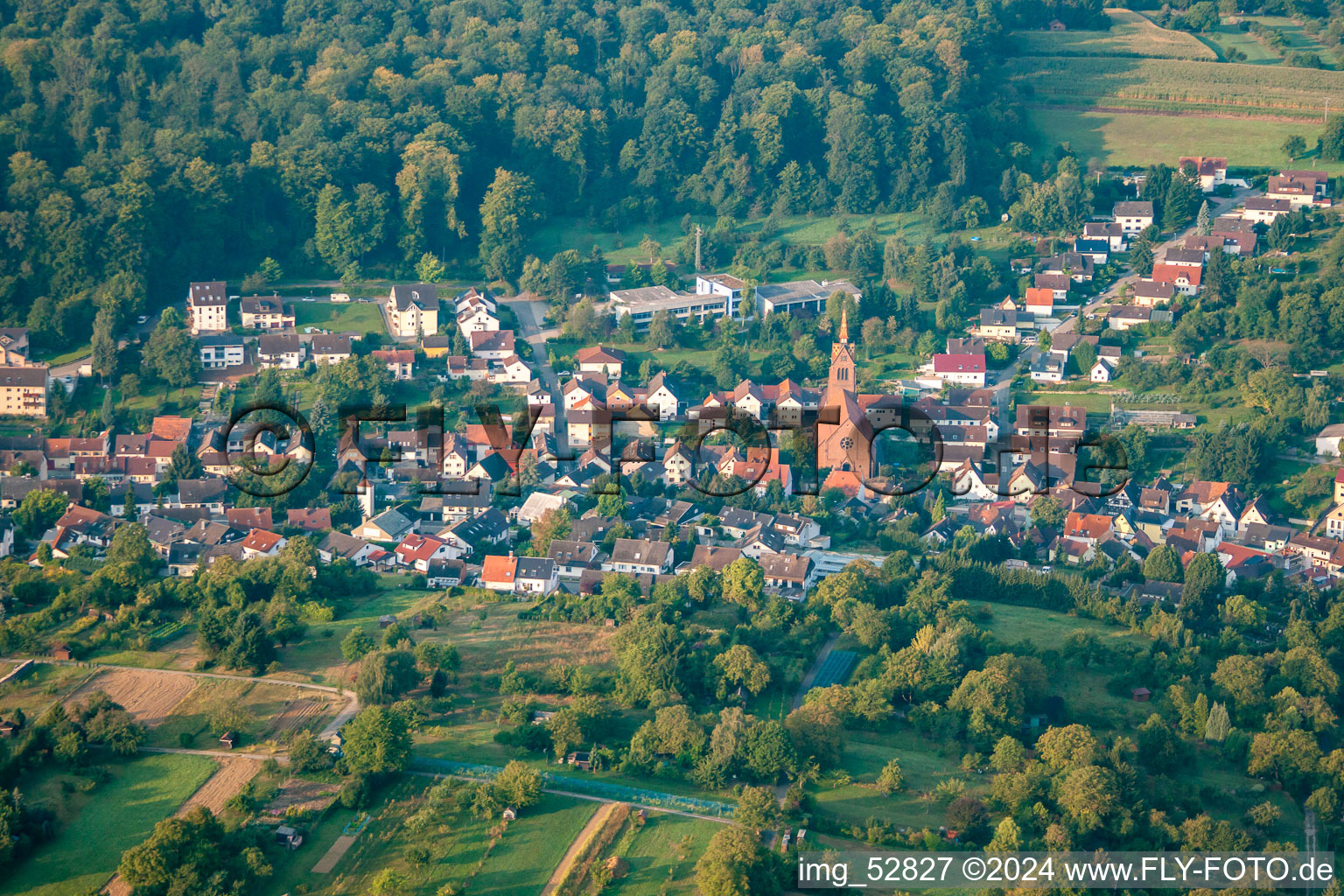 Vue aérienne de Paroisse catholique Pfinztal en Wöschbach à le quartier Wöschbach in Pfinztal dans le département Bade-Wurtemberg, Allemagne