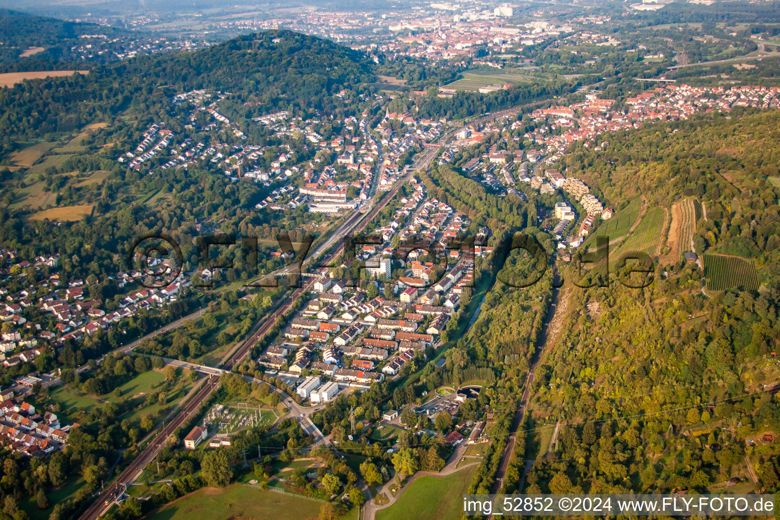 Vue aérienne de Pfinztalstr à le quartier Grötzingen in Karlsruhe dans le département Bade-Wurtemberg, Allemagne