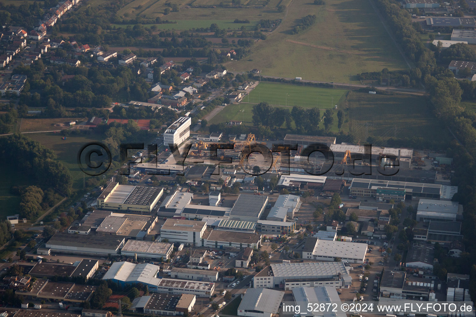 Vue aérienne de Zone industrielle sur le Tagweide à le quartier Hagsfeld in Karlsruhe dans le département Bade-Wurtemberg, Allemagne