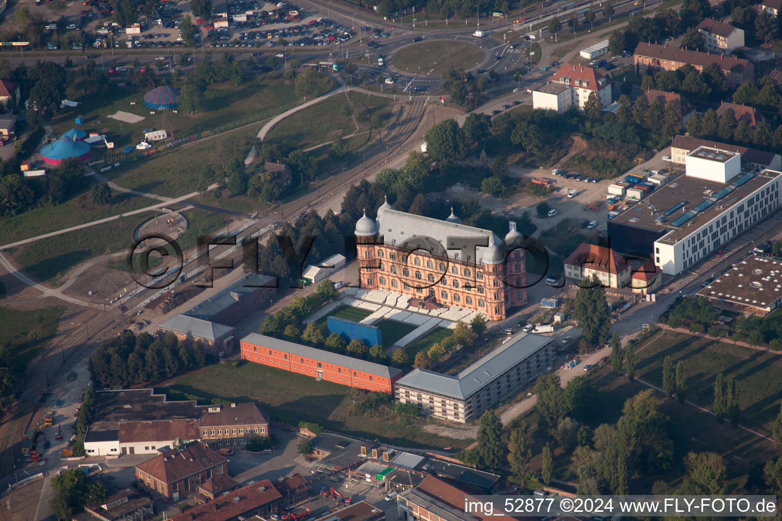 Vue aérienne de Château de Gottesaue à le quartier Oststadt in Karlsruhe dans le département Bade-Wurtemberg, Allemagne