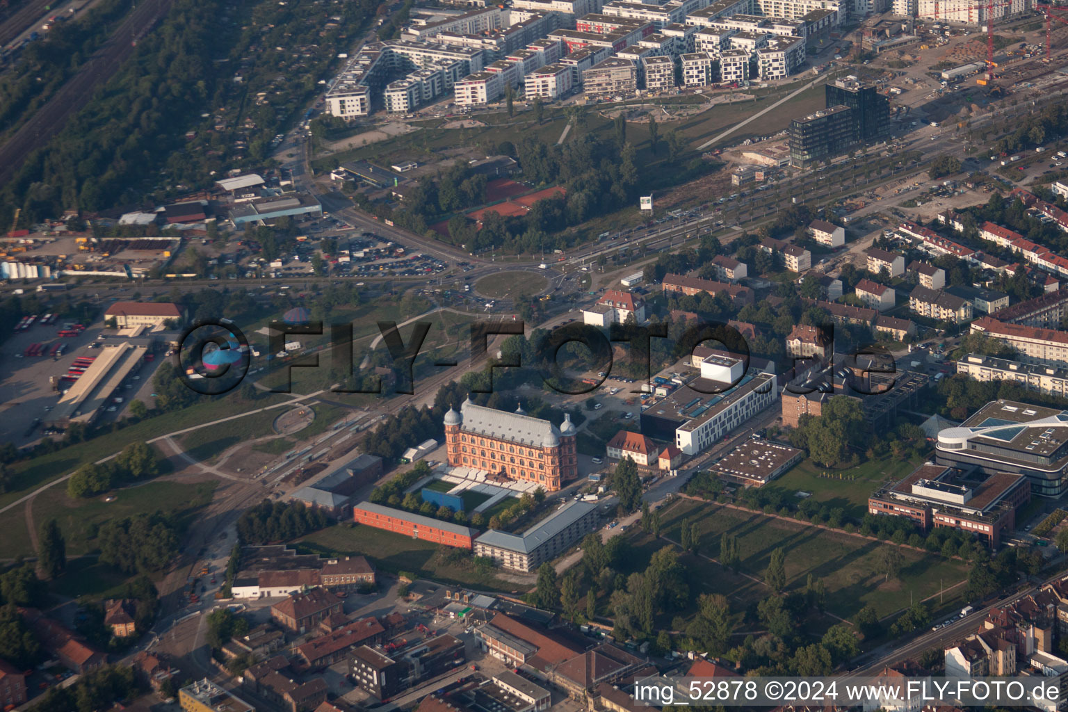 Vue aérienne de Château de Gottesaue à le quartier Oststadt in Karlsruhe dans le département Bade-Wurtemberg, Allemagne