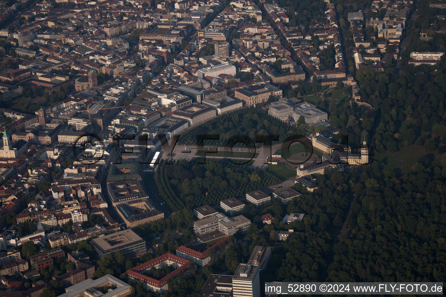 Vue aérienne de Encerclez et verrouillez à le quartier Innenstadt-West in Karlsruhe dans le département Bade-Wurtemberg, Allemagne